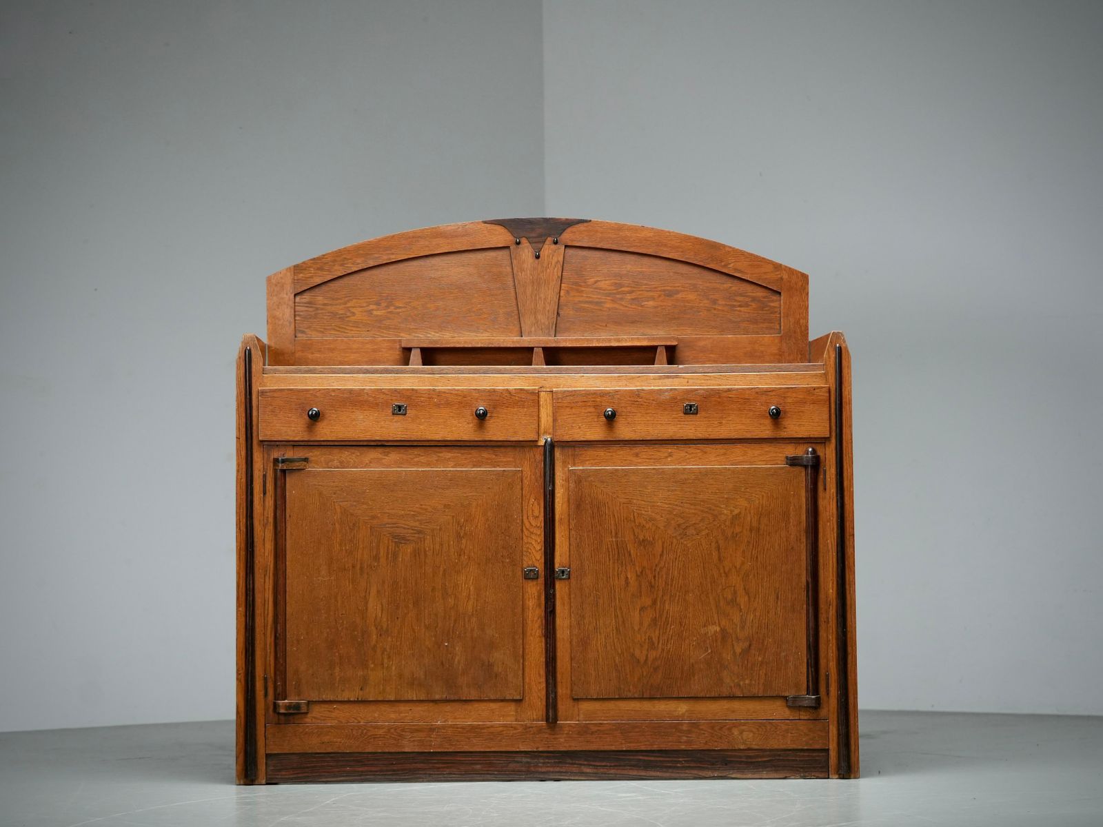 photo furniture Art Deco Barkast in Massief Eiken en Coromandel, Europa, 1930