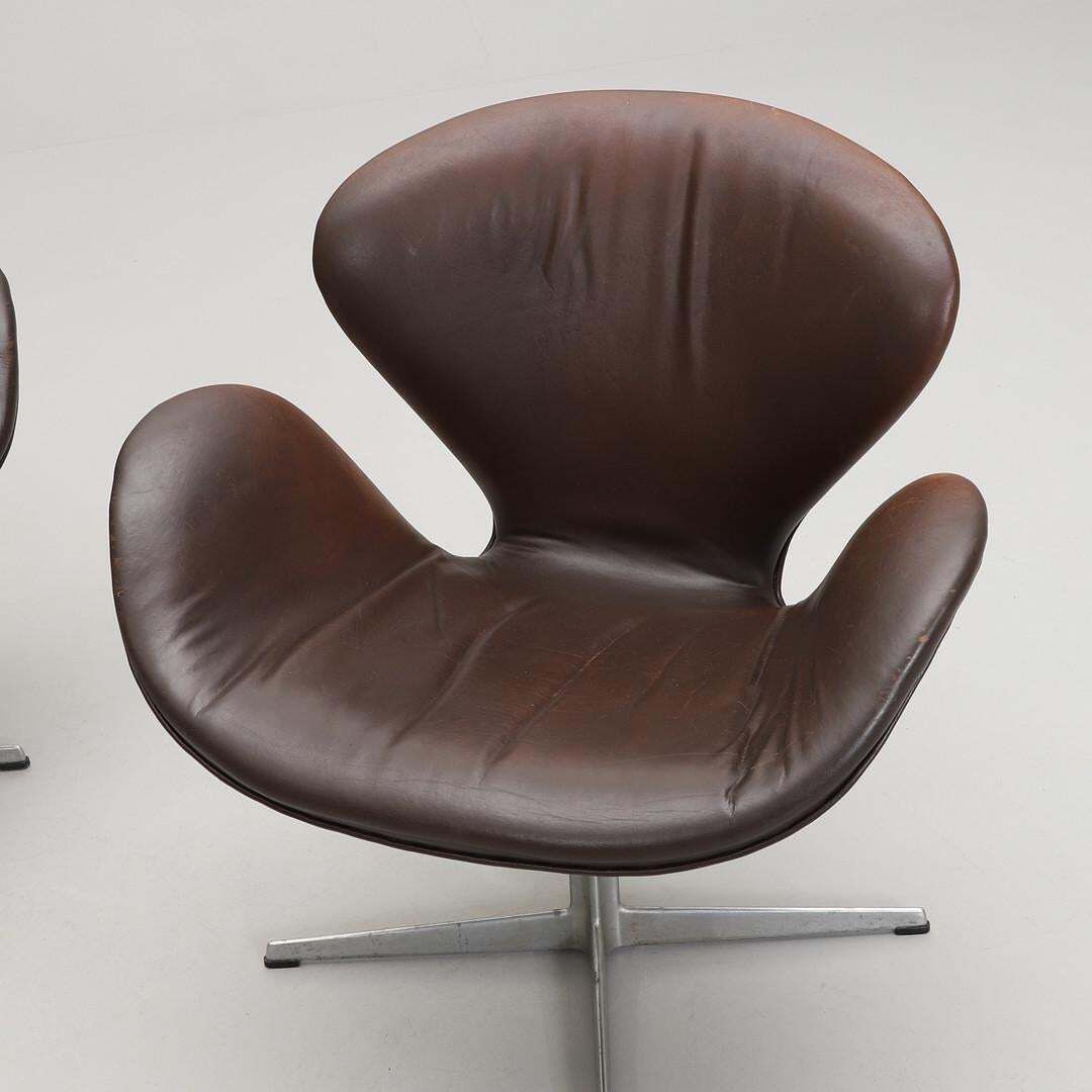 Pair Of Arne Jacobsen "Swan“Armchair For Fritz Hansen photo vintage
