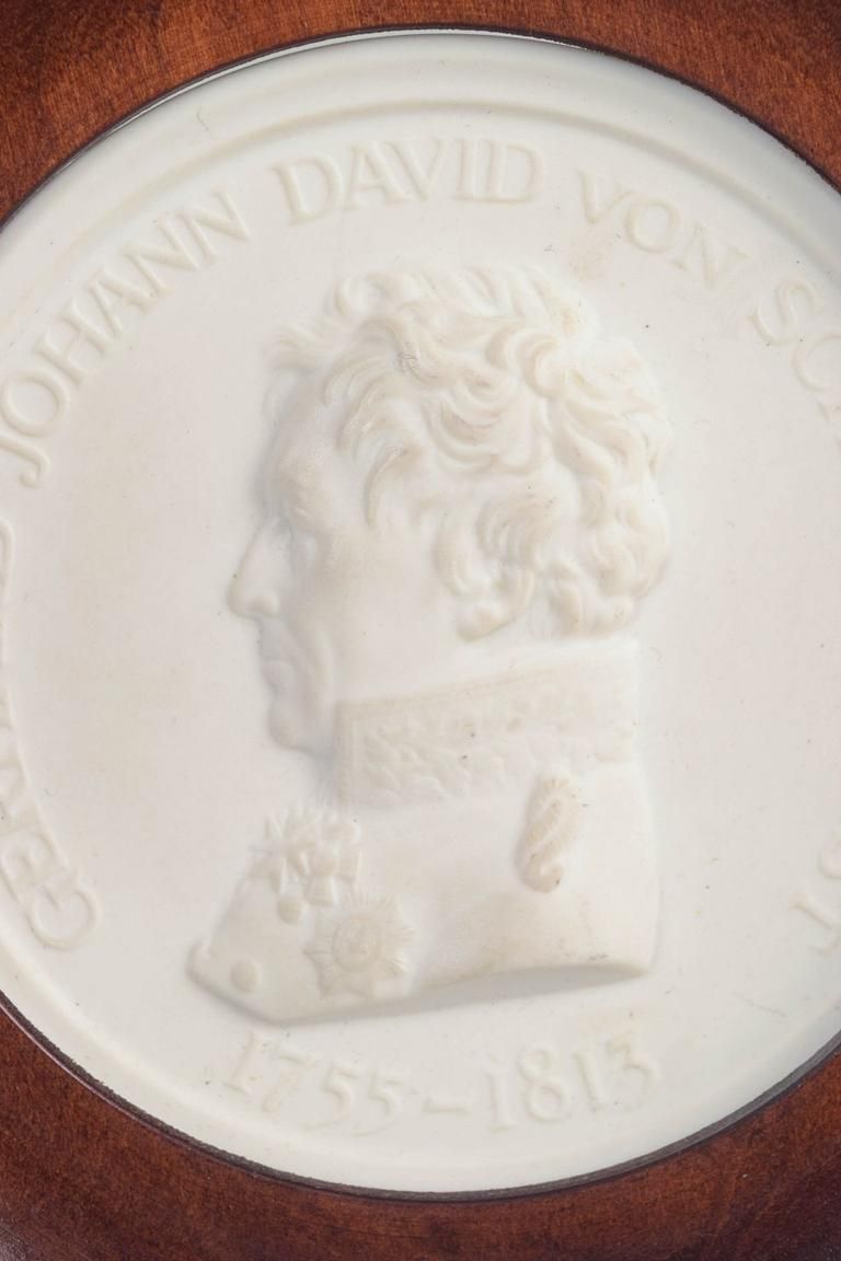 Meissen. Plaque circulaire en relief, biscuit de porcelaine, portrait masculin de profil. Années 1970 photo furniture