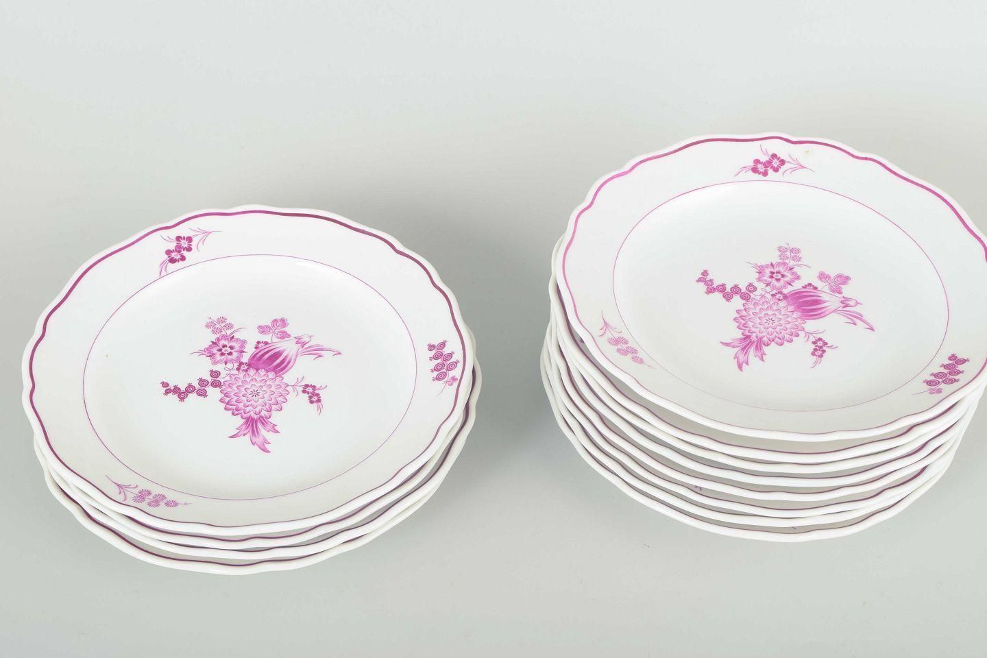 Meissen, Allemagne. Douze assiettes creuses en porcelaine à motifs floraux violet/rose photo furniture