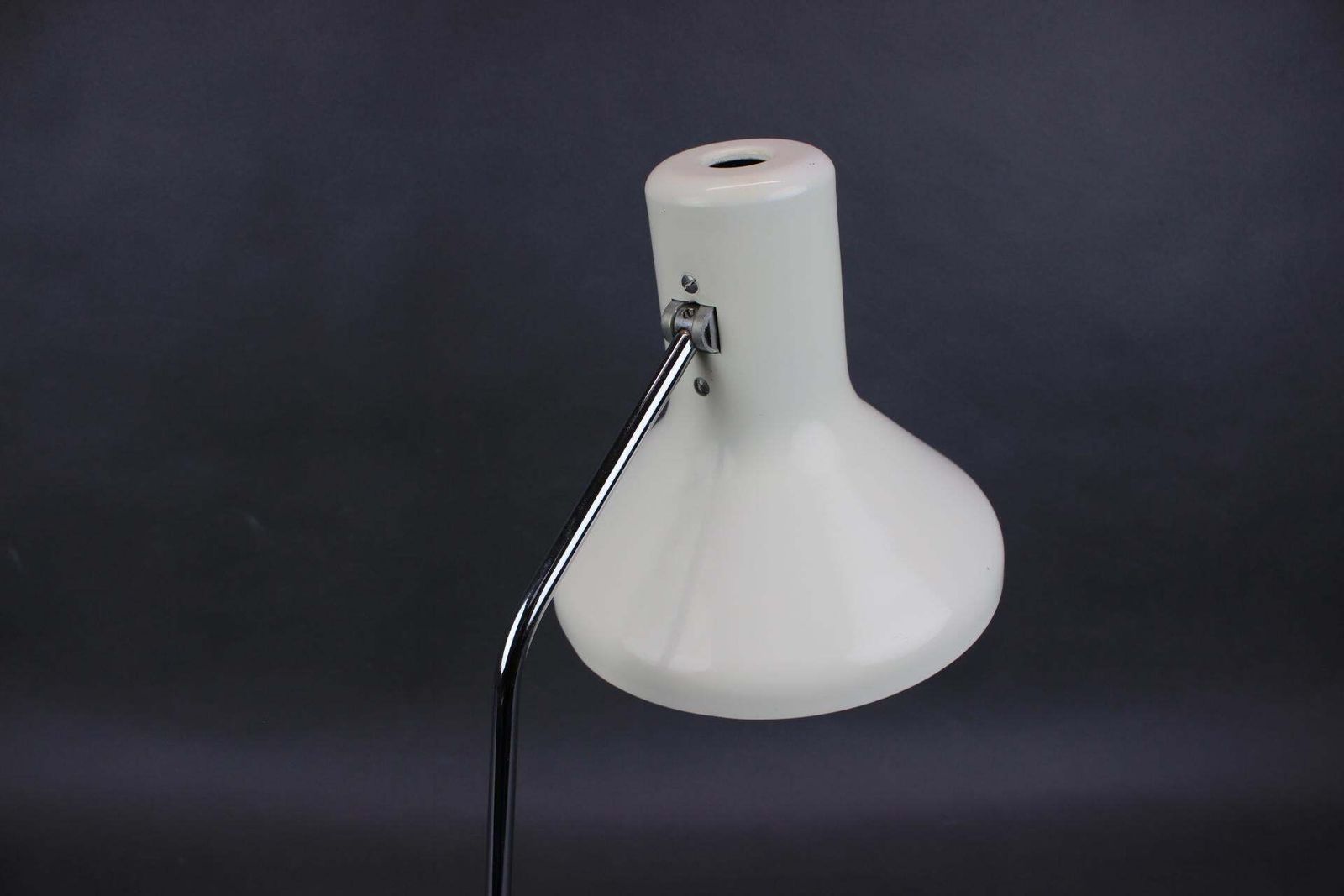 Duitse Space Age verstelbare bureaulamp uit de jaren 1970 in wit metaal en chroom photo for sale