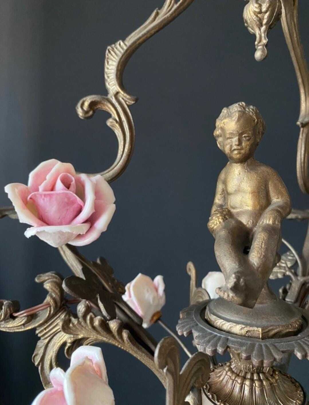 photo furniture Lustre d'époque en porcelaine et laiton