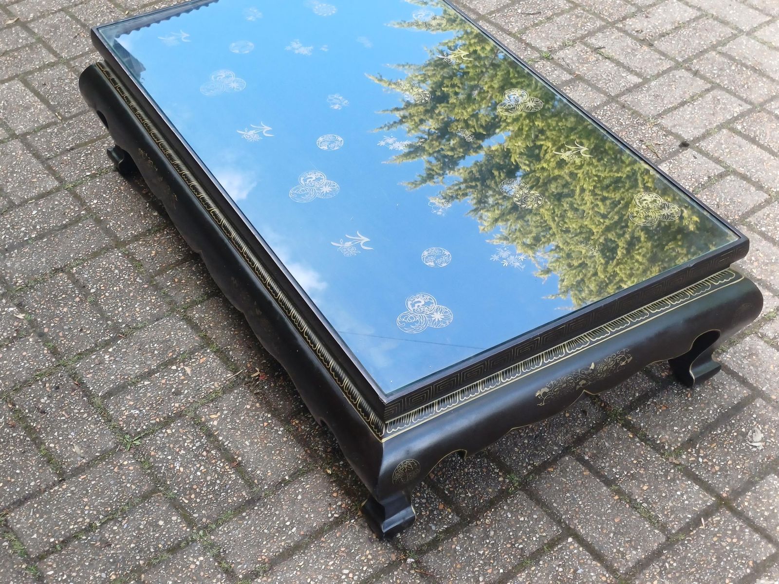 photo vintage Vintage Chinoiserie Lacquer Coffee Table Oriental Black Gold Low Table Asian Glass Top Free Hand Delivery