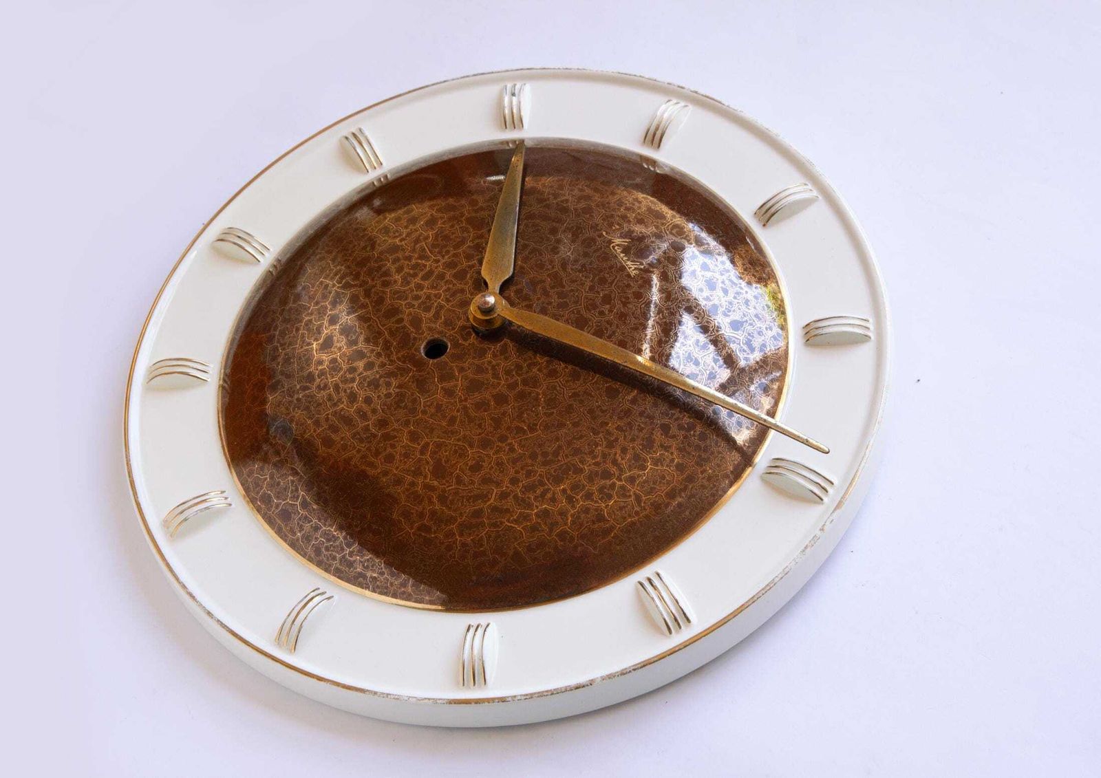 Mauthe Art Deco Keramische Wandklok Modernisme Bauhaus Mid Century MCM jaren 1940 jaren 1950 Keuken Goud photo furniture