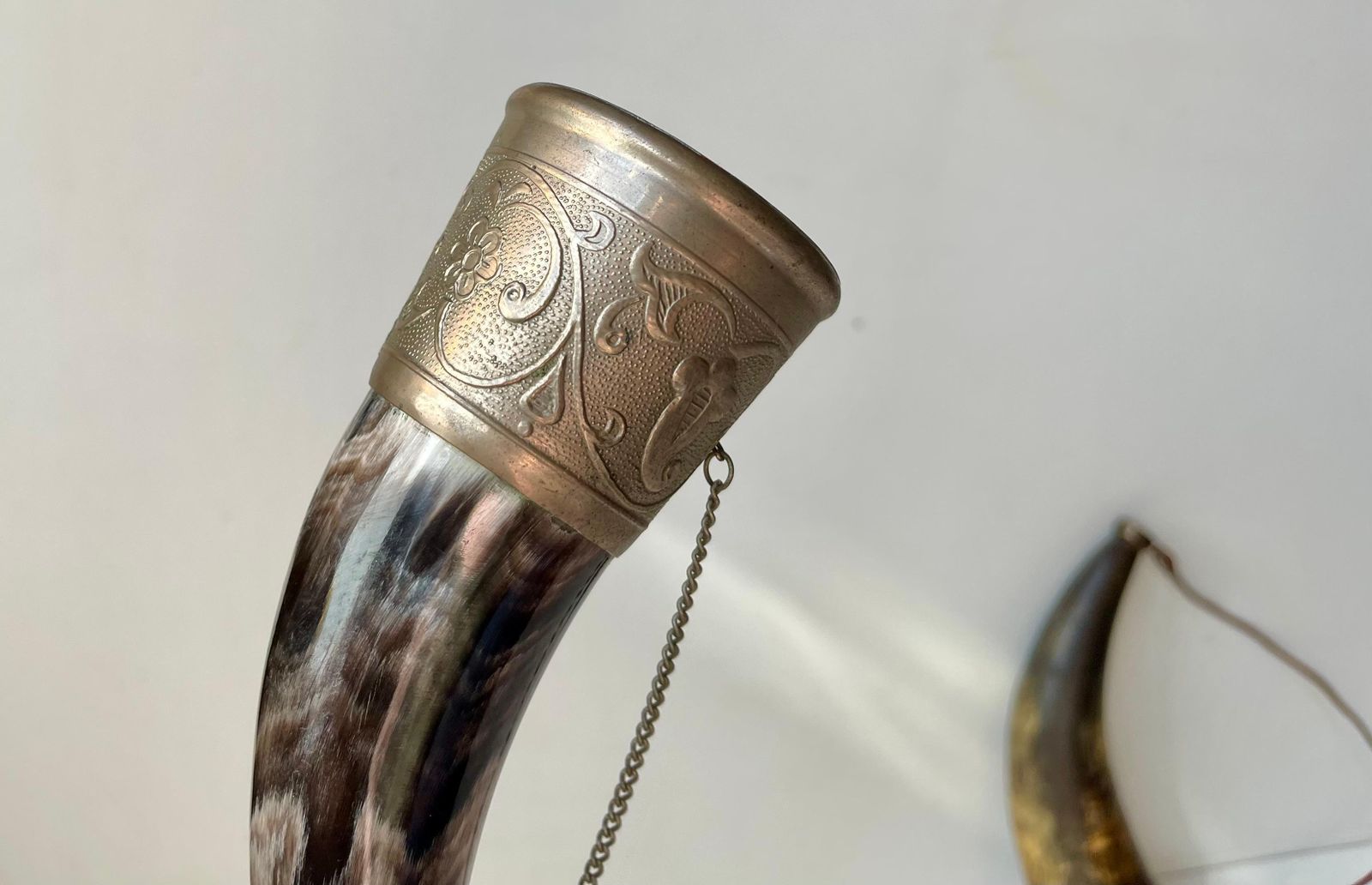 Antieke kruit- en drinkhorens met houten en bronzen accenten photo Woonaccessoires