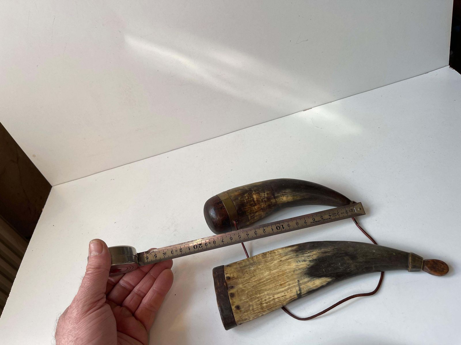 299.0 Antieke kruit- en drinkhorens met houten en bronzen accenten photo
