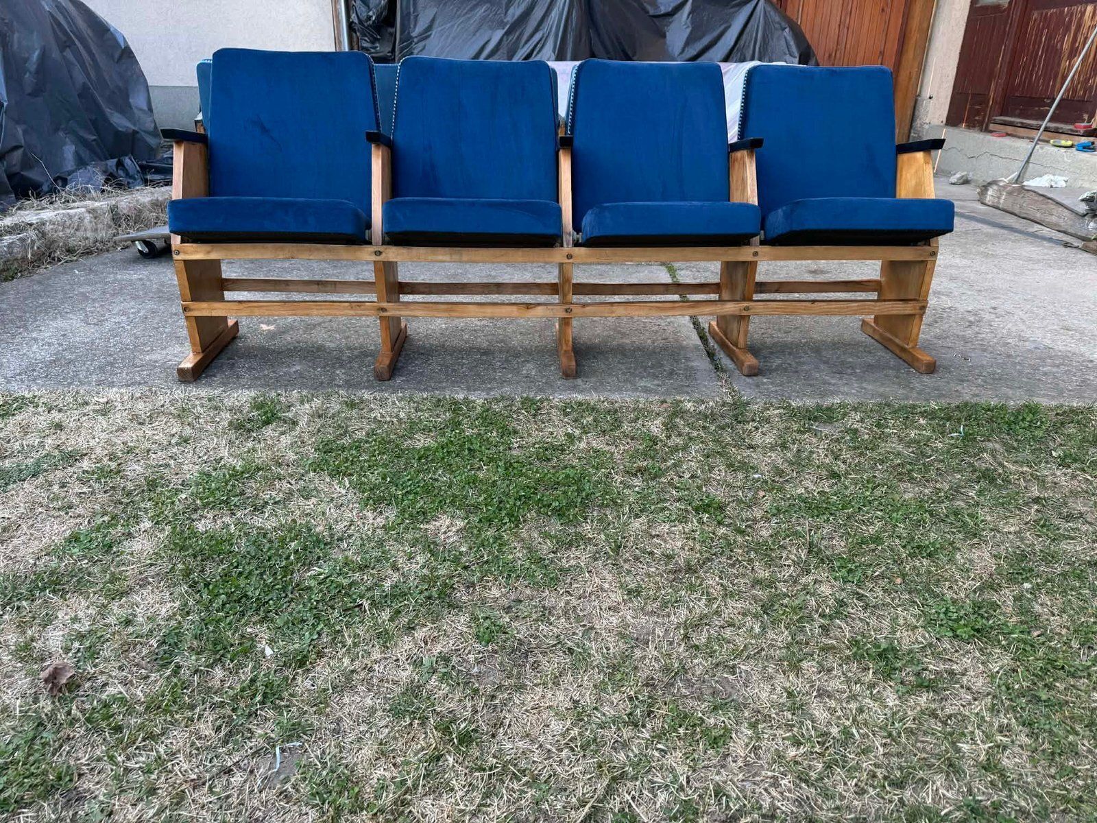 Mid-Century Modern Hongaarse bioscoopbank met vier zitplaatsen, ca. jaren 1950 photo furniture