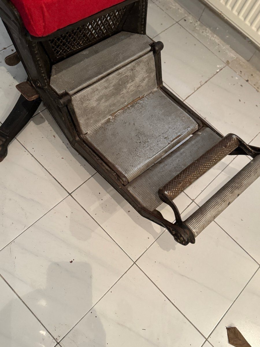 Kappersstoel met rode bekleding en verstelbare voetensteun photo vinterior