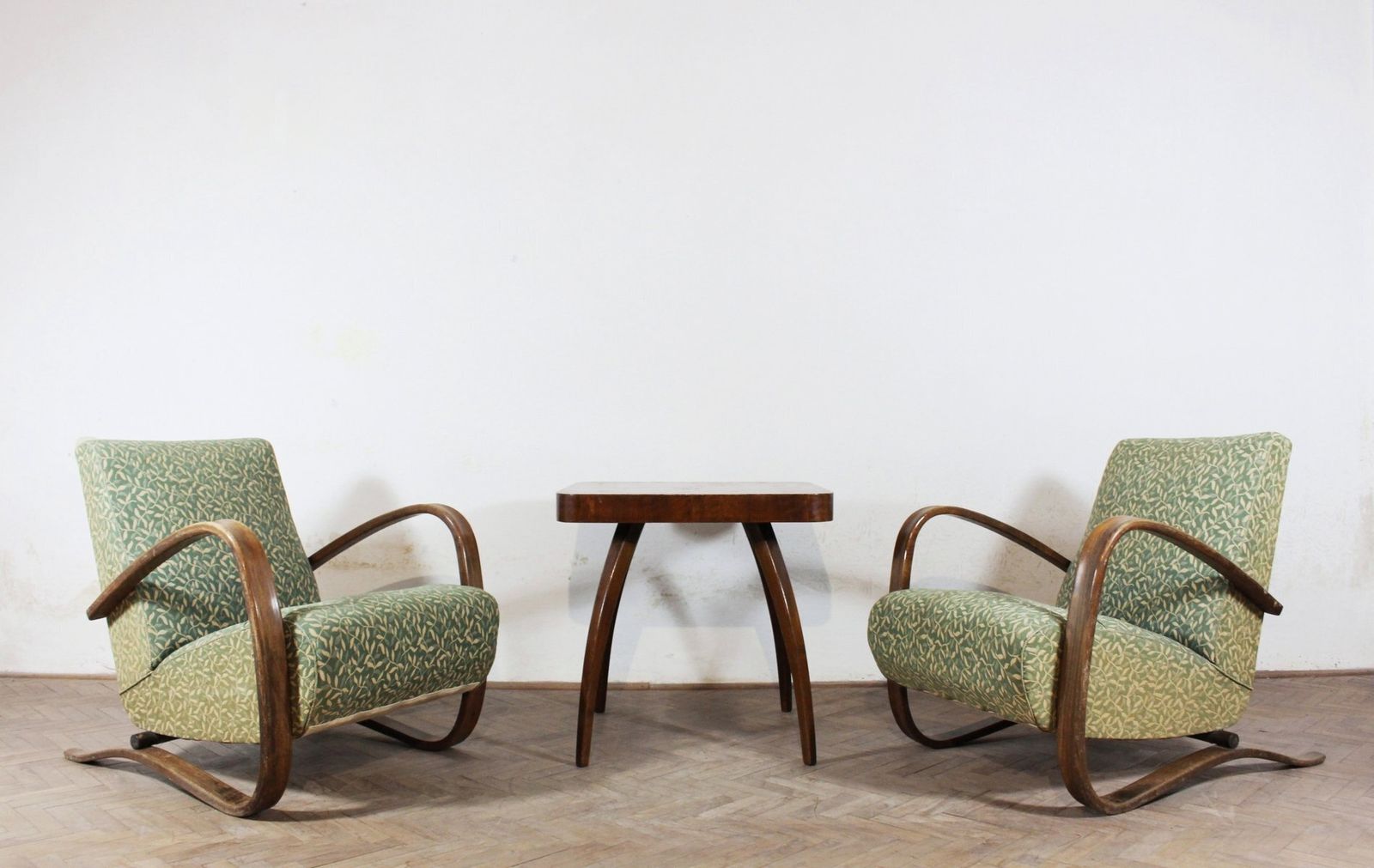 Bentwood H 269 Lounge Chairs And Coffee Table From Jindřich Halabala, 1930s, Set Of 3