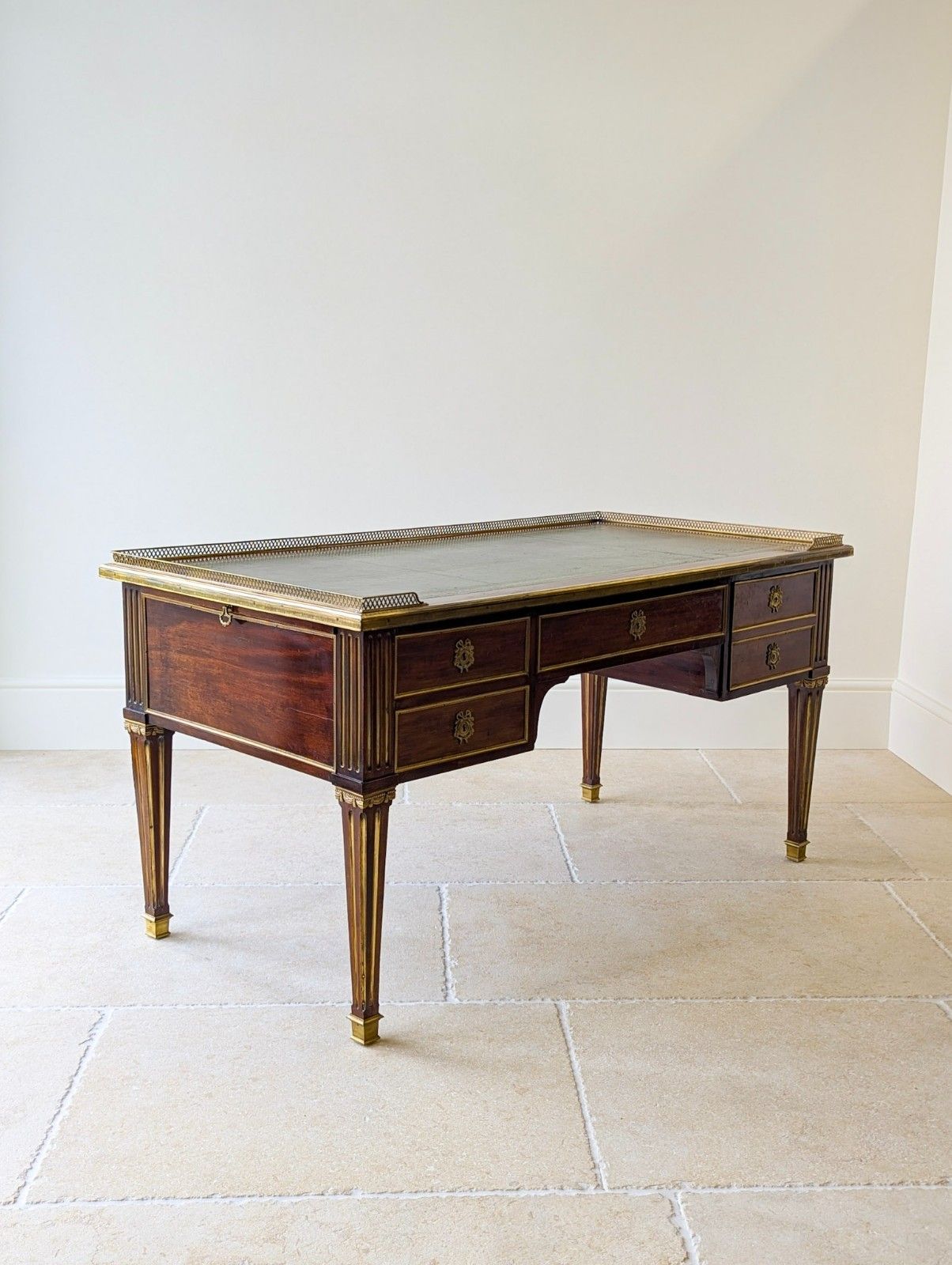 photo vintage Antique Edwardian Louis XVI Style Mahogany Writing Desk. C.1910