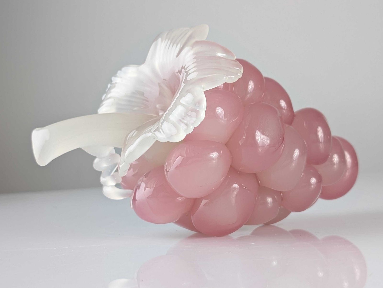 Sculpture en verre de Murano, grappe de raisin, rose et blanc, milieu du XXe siècle photo furniture
