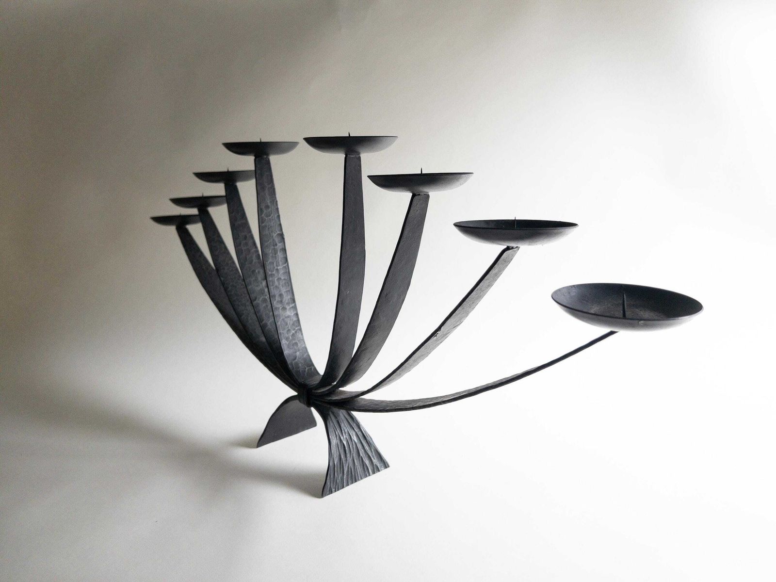 photo furniture Grote mid-century kandelaar van gietijzer, geschikt als haardrooster kaarsenhouder