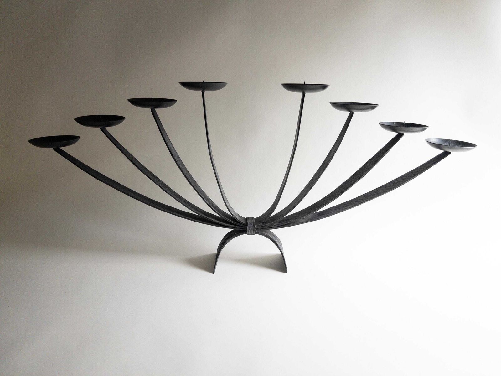 photo vinterior Grand chandelier mid-century en fonte, grille de cheminée porte-bougies
