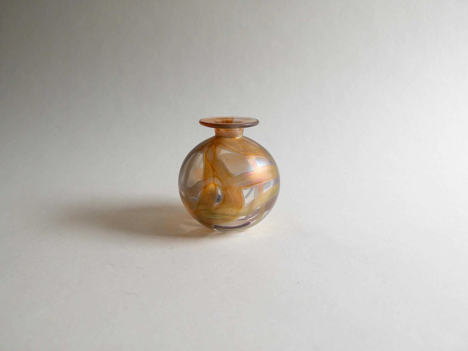 Isle Of Wight Glass Vaas Of Parfumfles, Roze Goud Iriserend Glazuur photo for sale