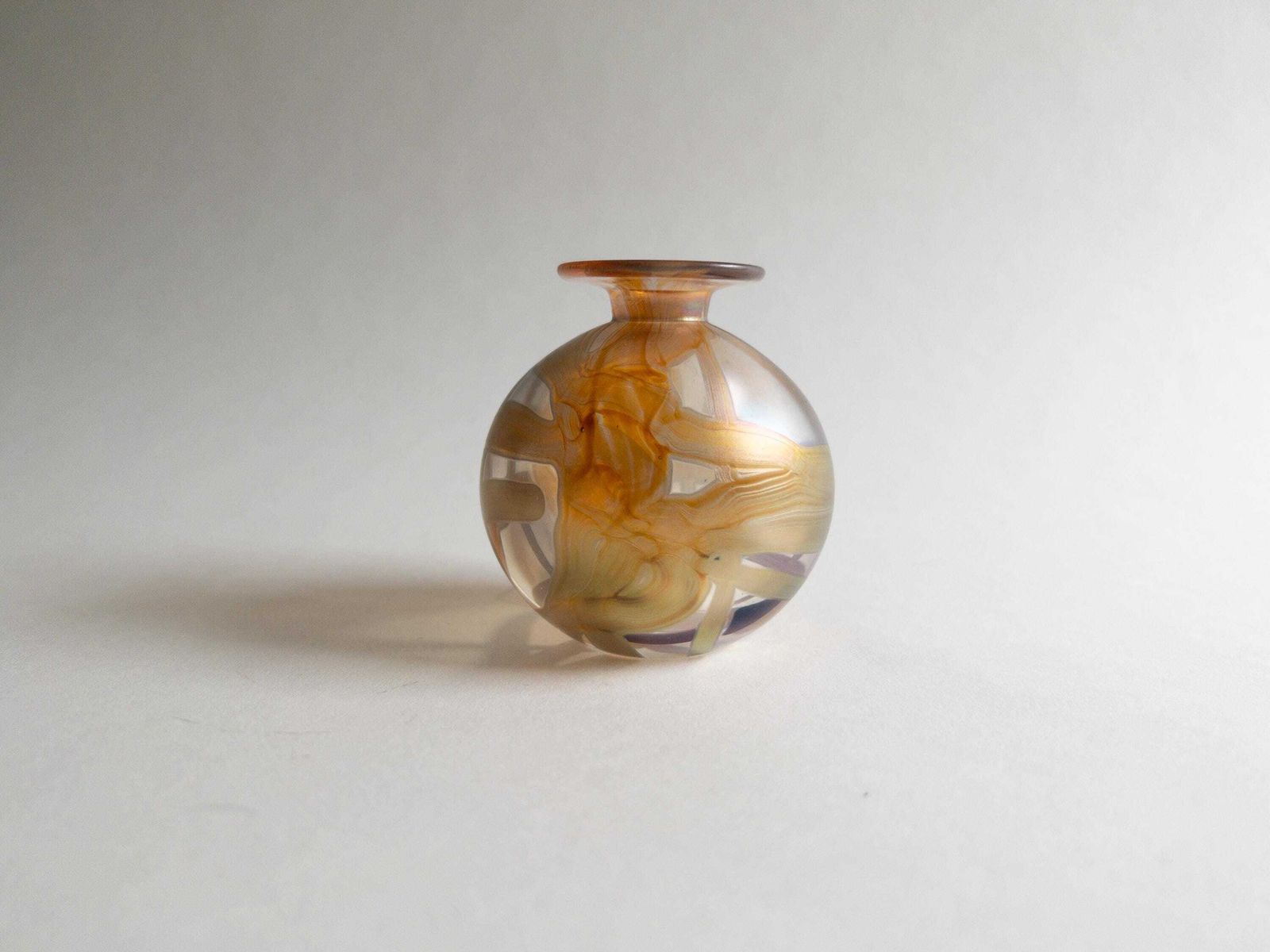 Vase boule ou flacon à parfum Isle of Wight Glass, glaçure irisée rose et or photo vinterior