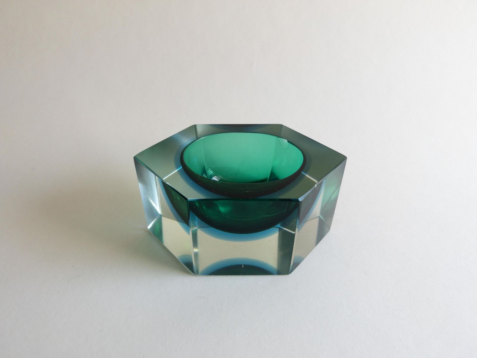Coupe hexagonale Murano Sommerso en verre d'art facetté bleu et vert, Italie photo furniture