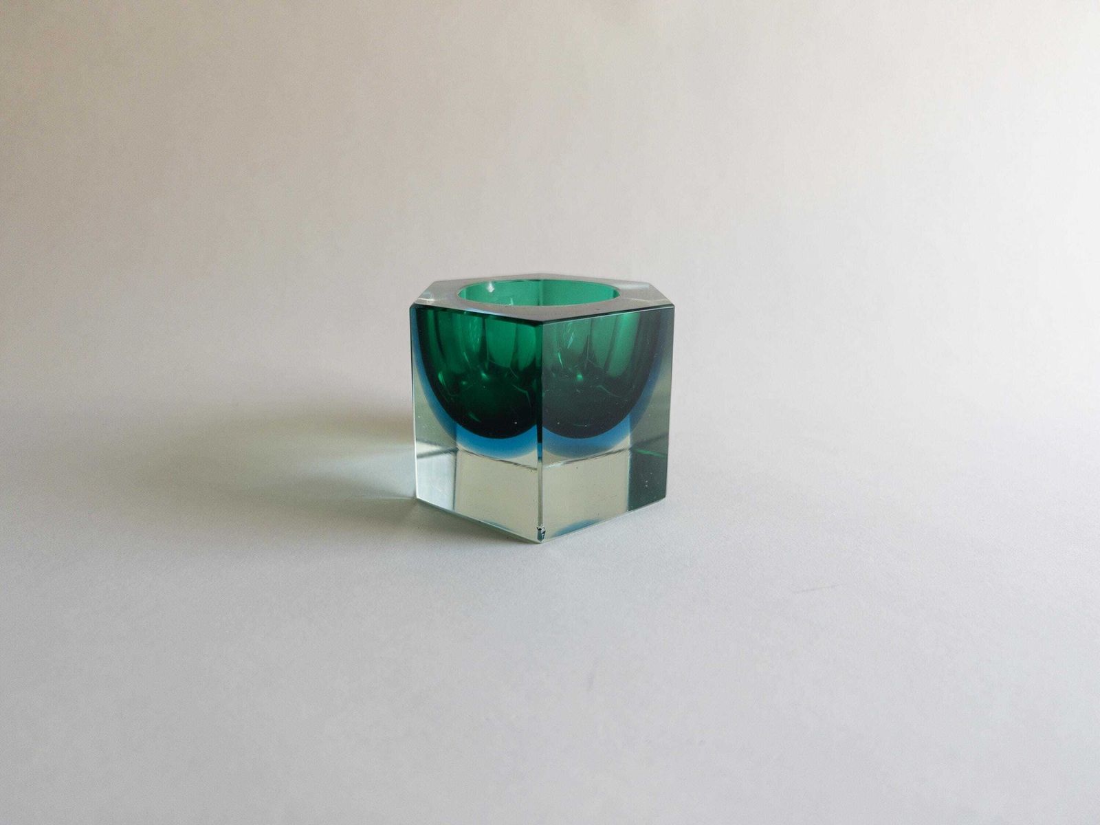 Coupe hexagonale Murano Sommerso en verre d'art facetté bleu et vert, Italie photo vinterior