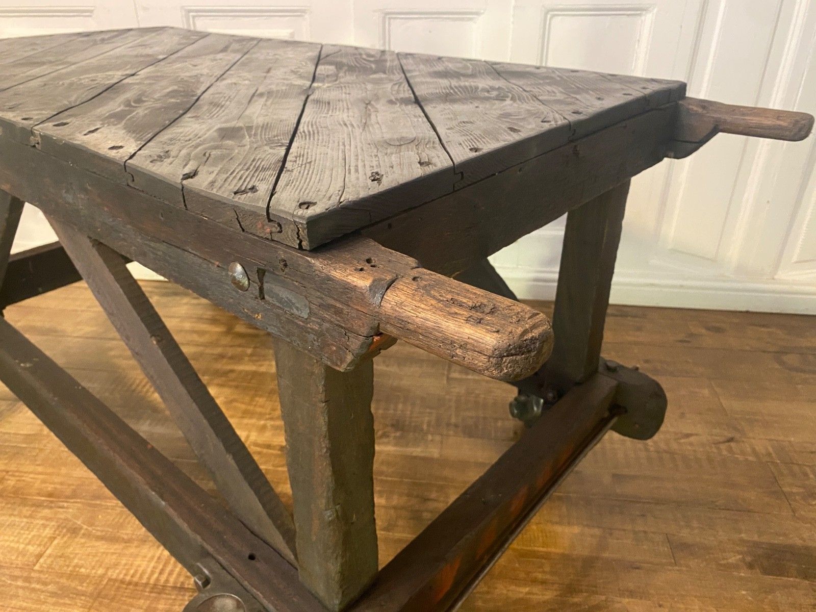 photo vintage Vintage Antique Industrial Factory Trolley Table Cart. Mahogany Frame On Castors
