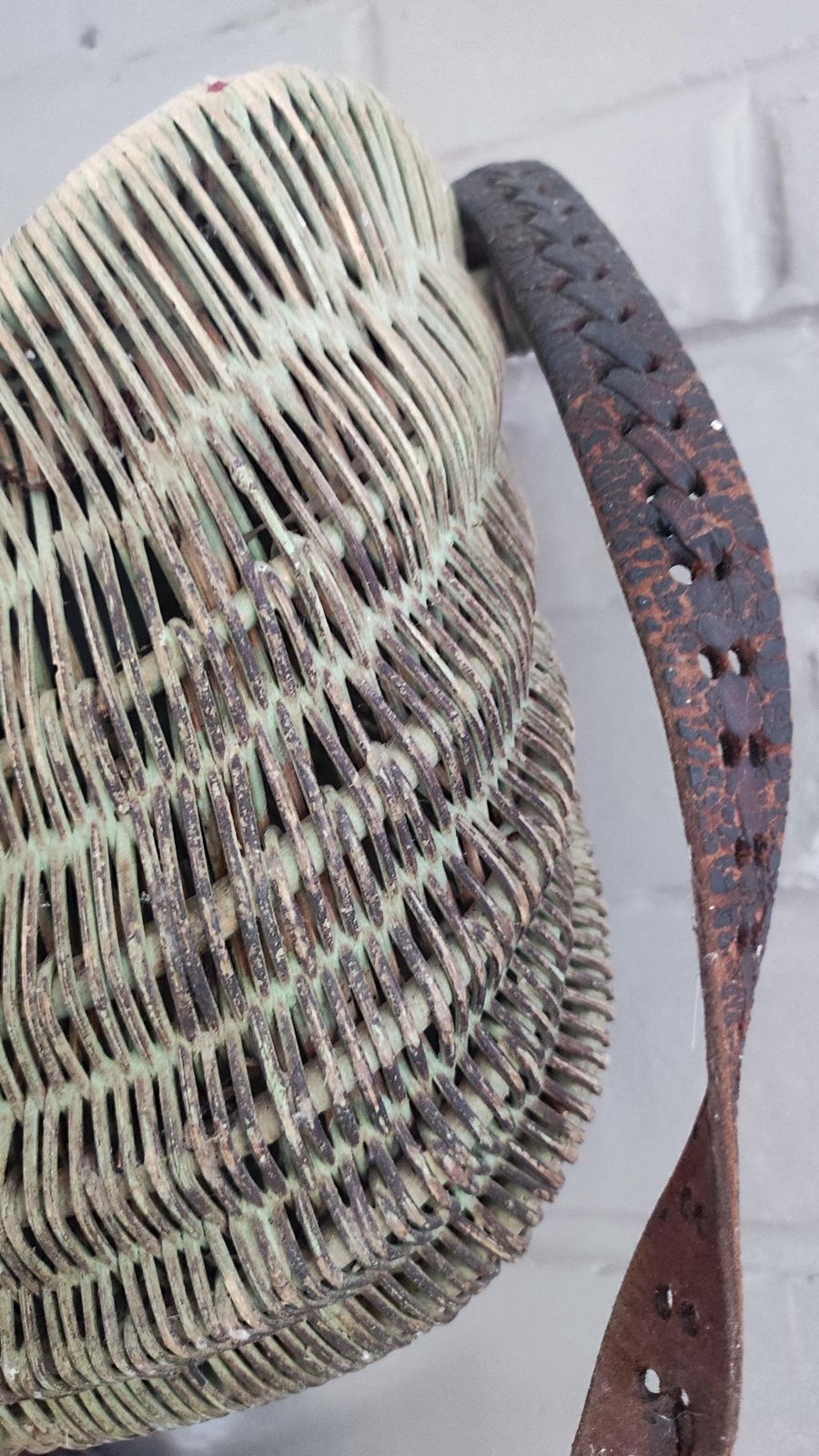 Décoration Panier de pêche d'époque en osier rustique avec sangle en cuir, France photo