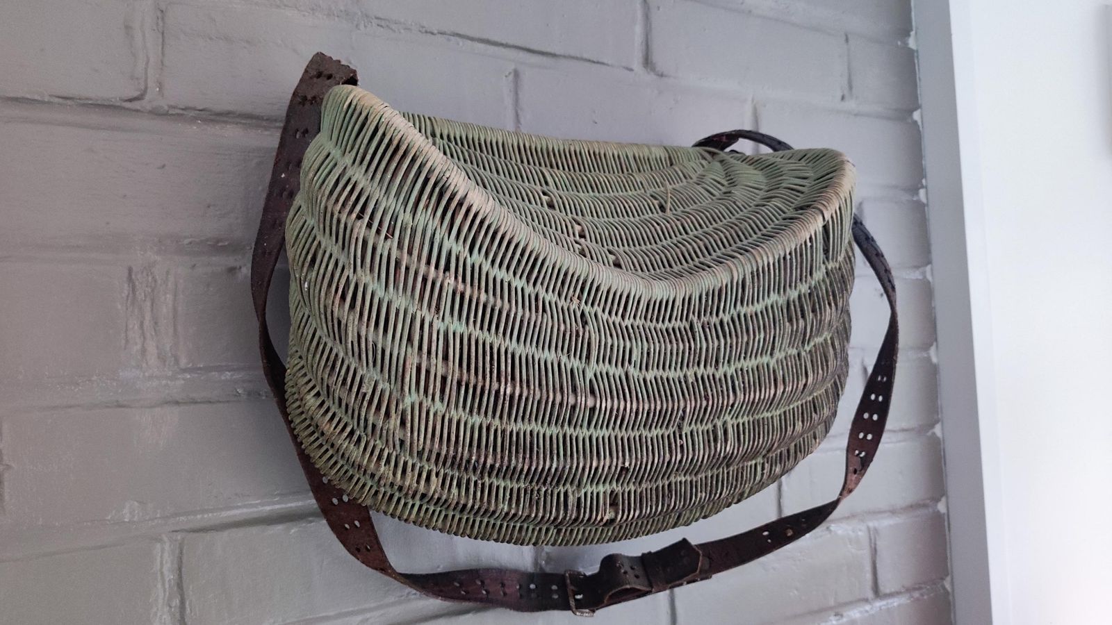photo vintage Panier de pêche d'époque en osier rustique avec sangle en cuir, France