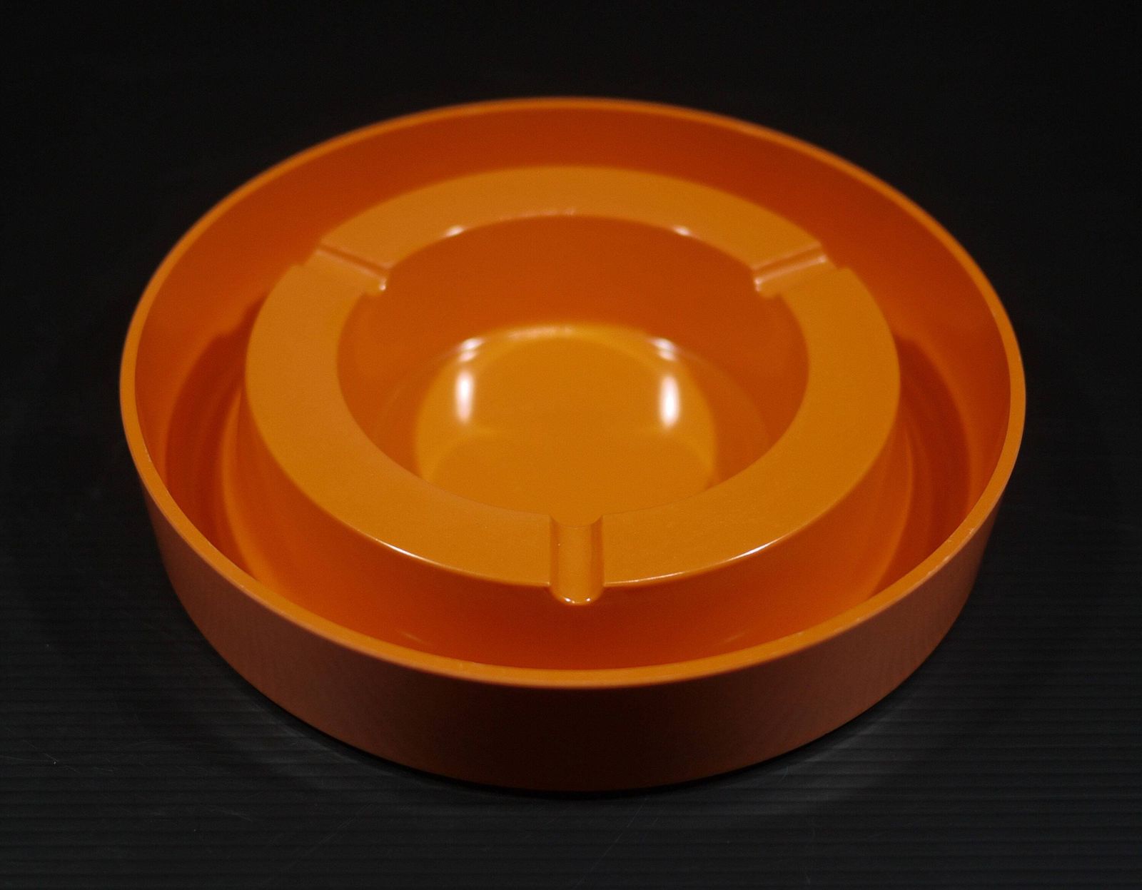 photo furniture Vintage Italiaanse Oranje Melamine Asbak Mebel Design, jaren 1970