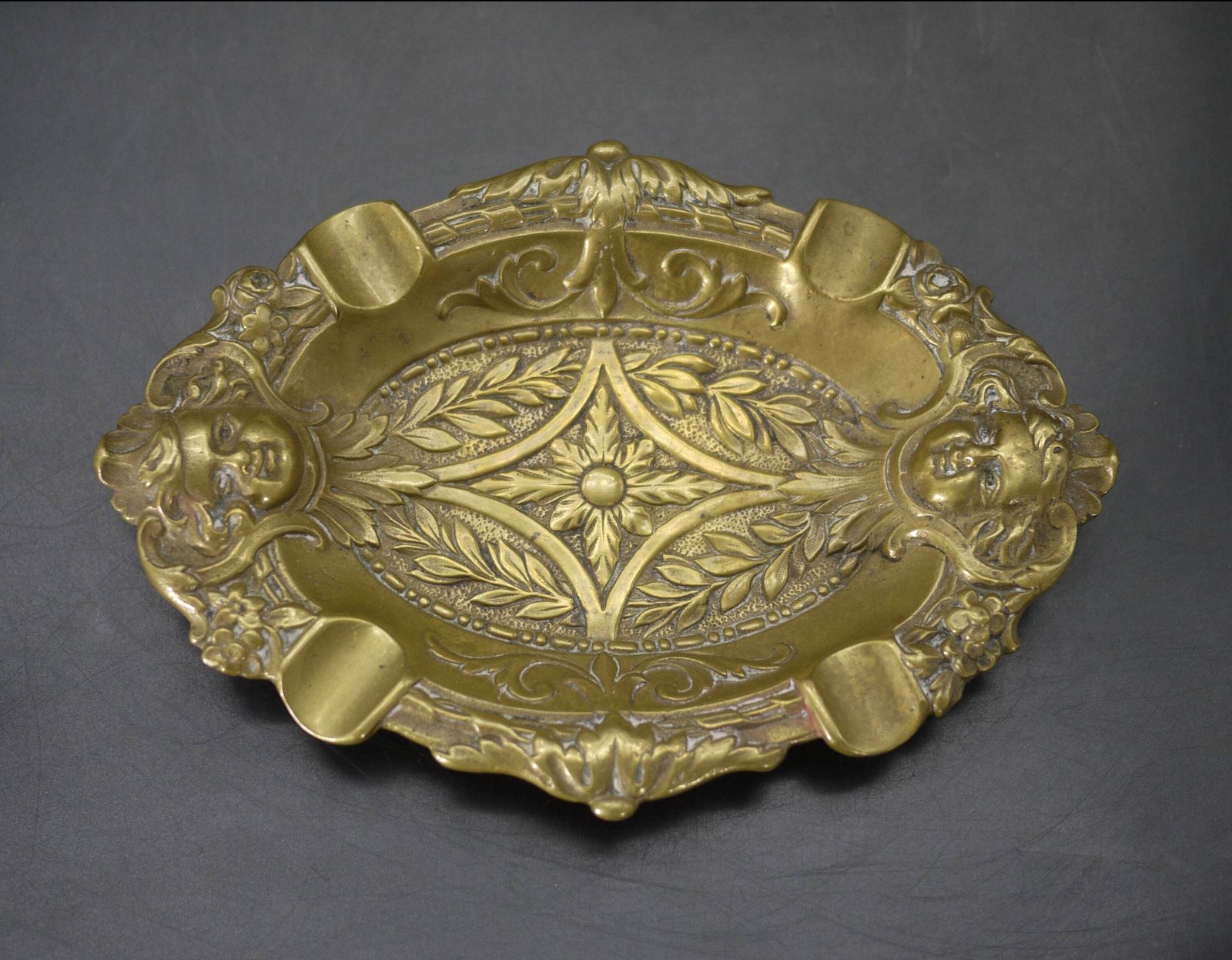 Cendrier d'époque français en bronze avec chérubins photo 152.0