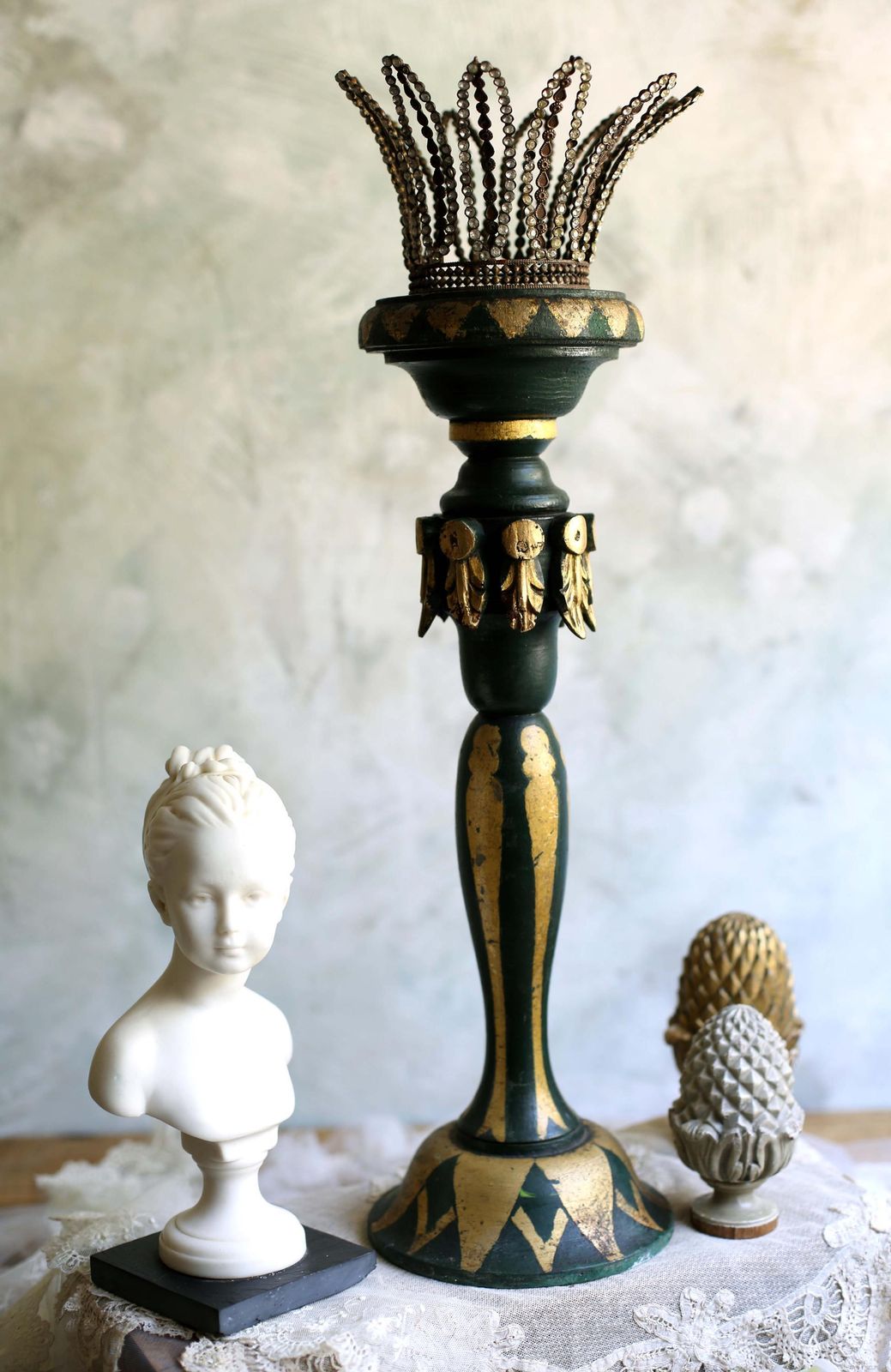 photo vintage Antique Pedestal Green And Gold Painted Column Wooden Statue Stand