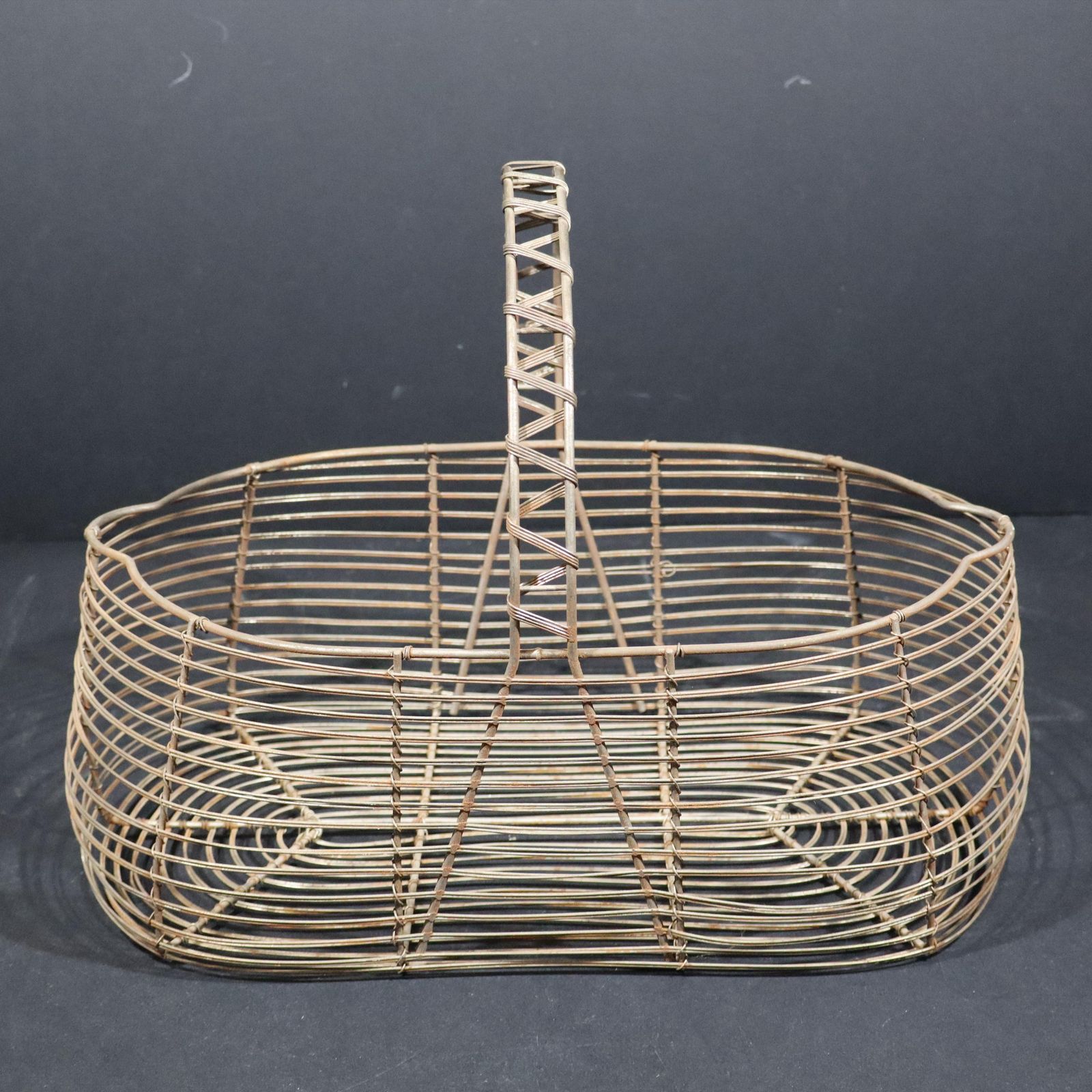 Franse draadijzeren oogstmand, tuinmand, rustieke boerenhoeve stijl photo vinterior