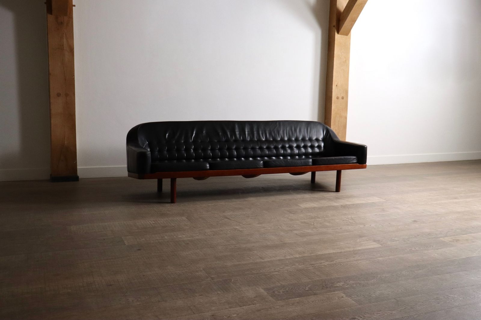 photo furniture Arne Halvorsen Bank Model '2010' In Zwart Leer, Noorwegen, Ca. Jaren 1960