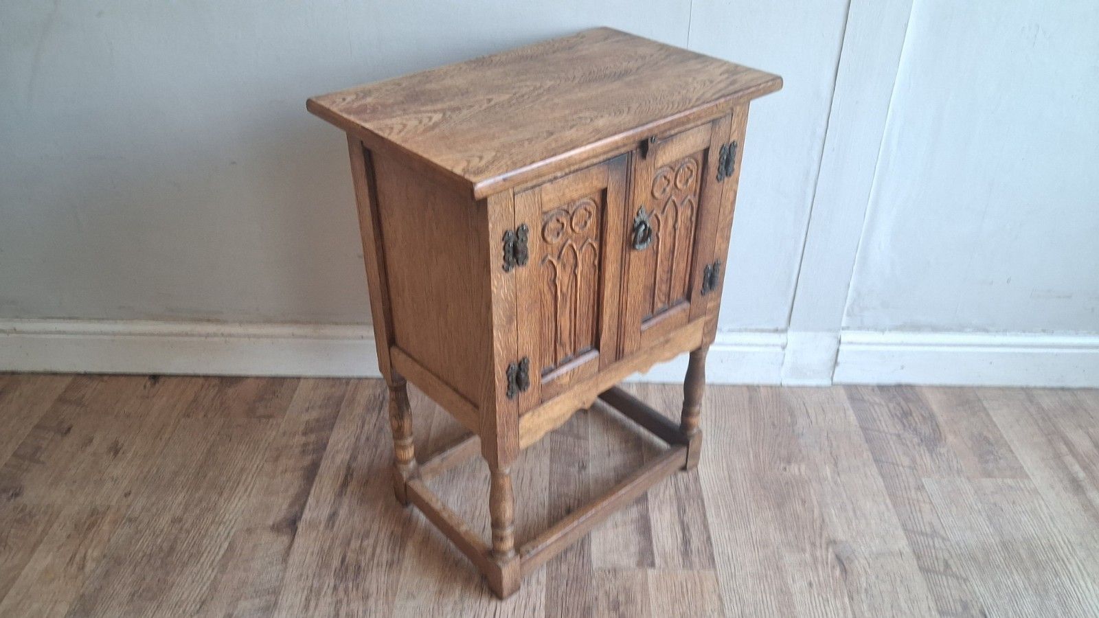 photo vintage Delightful Vintage Blonde Oak Court Cupboard /Cabinet/Storage