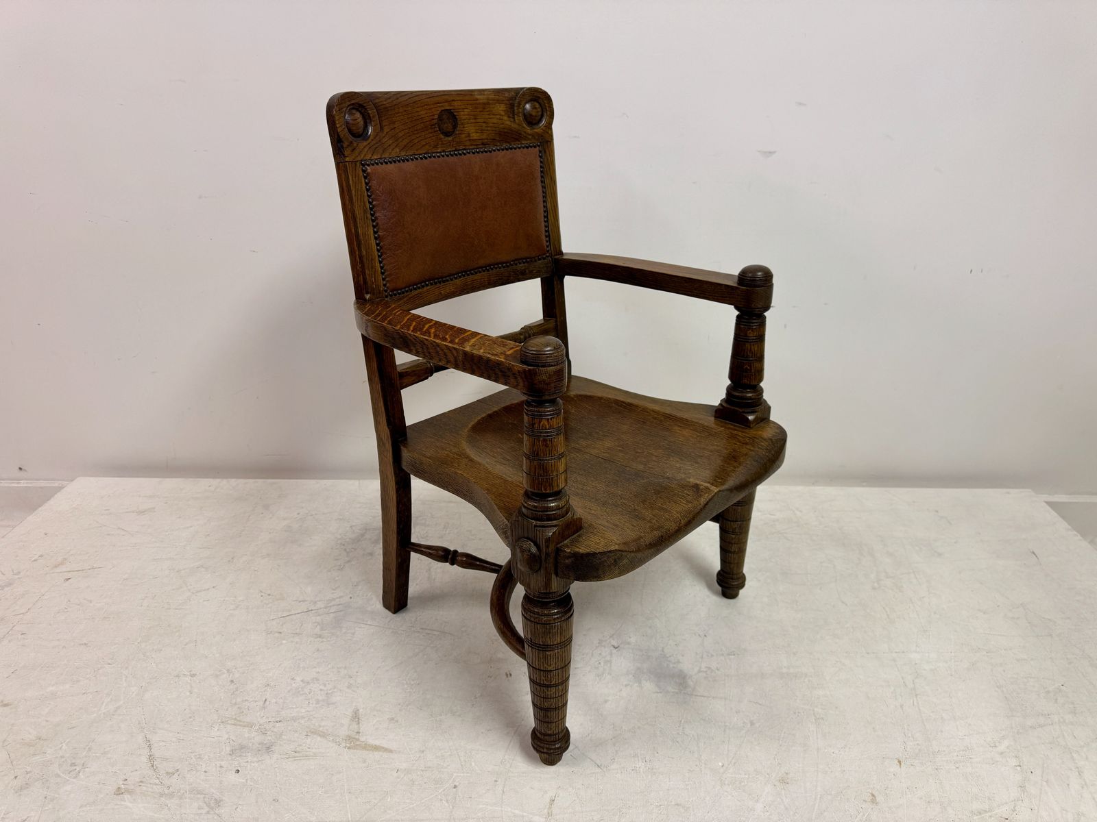 photo vintage Early 20th Century Arts And Crafts Oak Armchair With Saddle Seat
