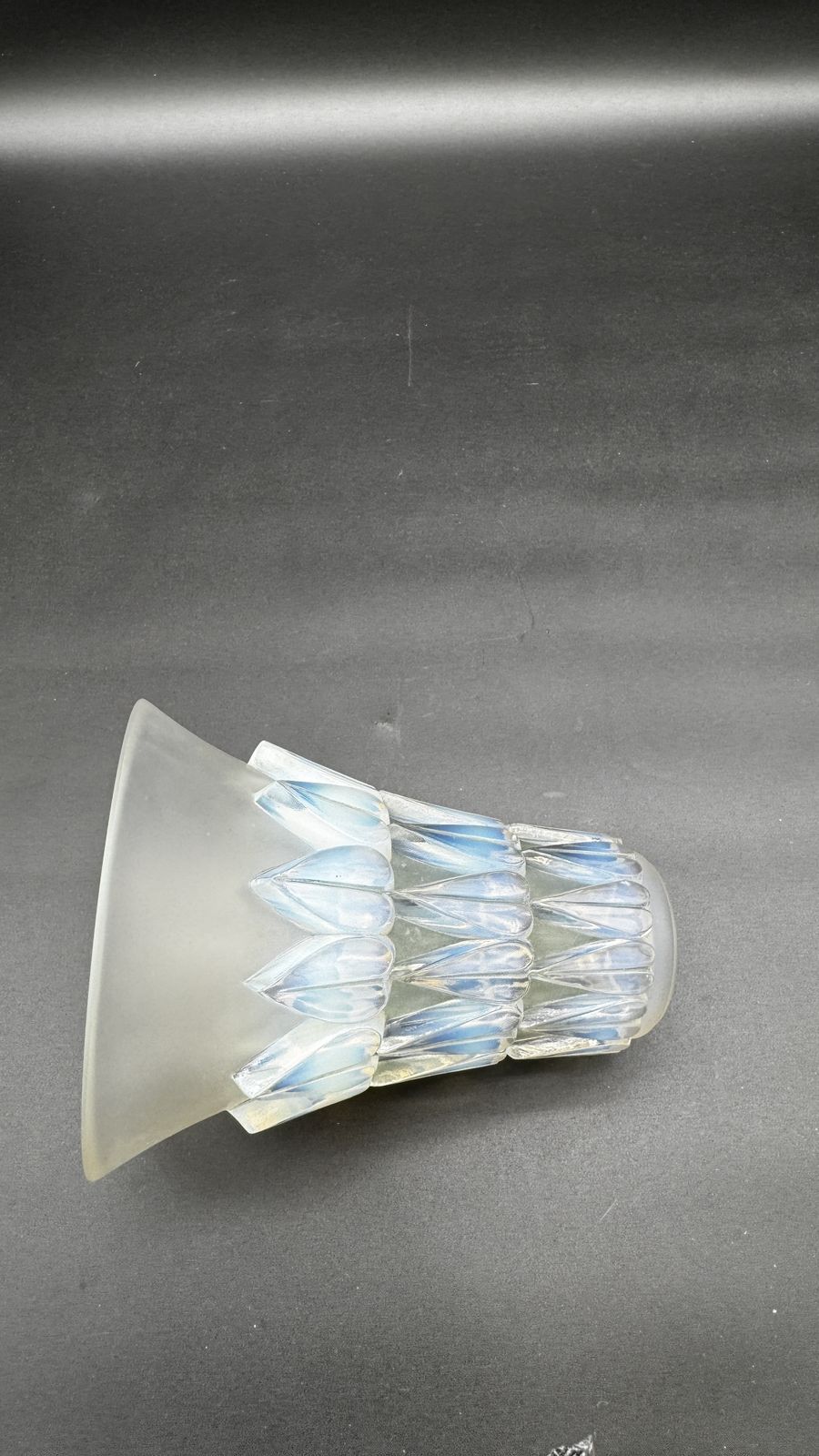 An Opalescent Feuilles Vase By R.Lalique photo vinterior