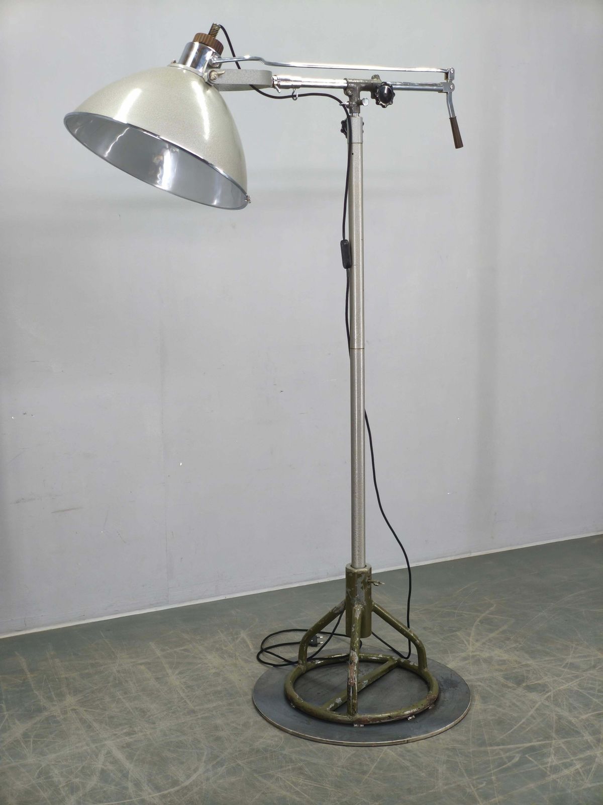 Tsjechische industriële chirurgische vloerlamp uit militair ziekenhuis, jaren 1950 photo furniture