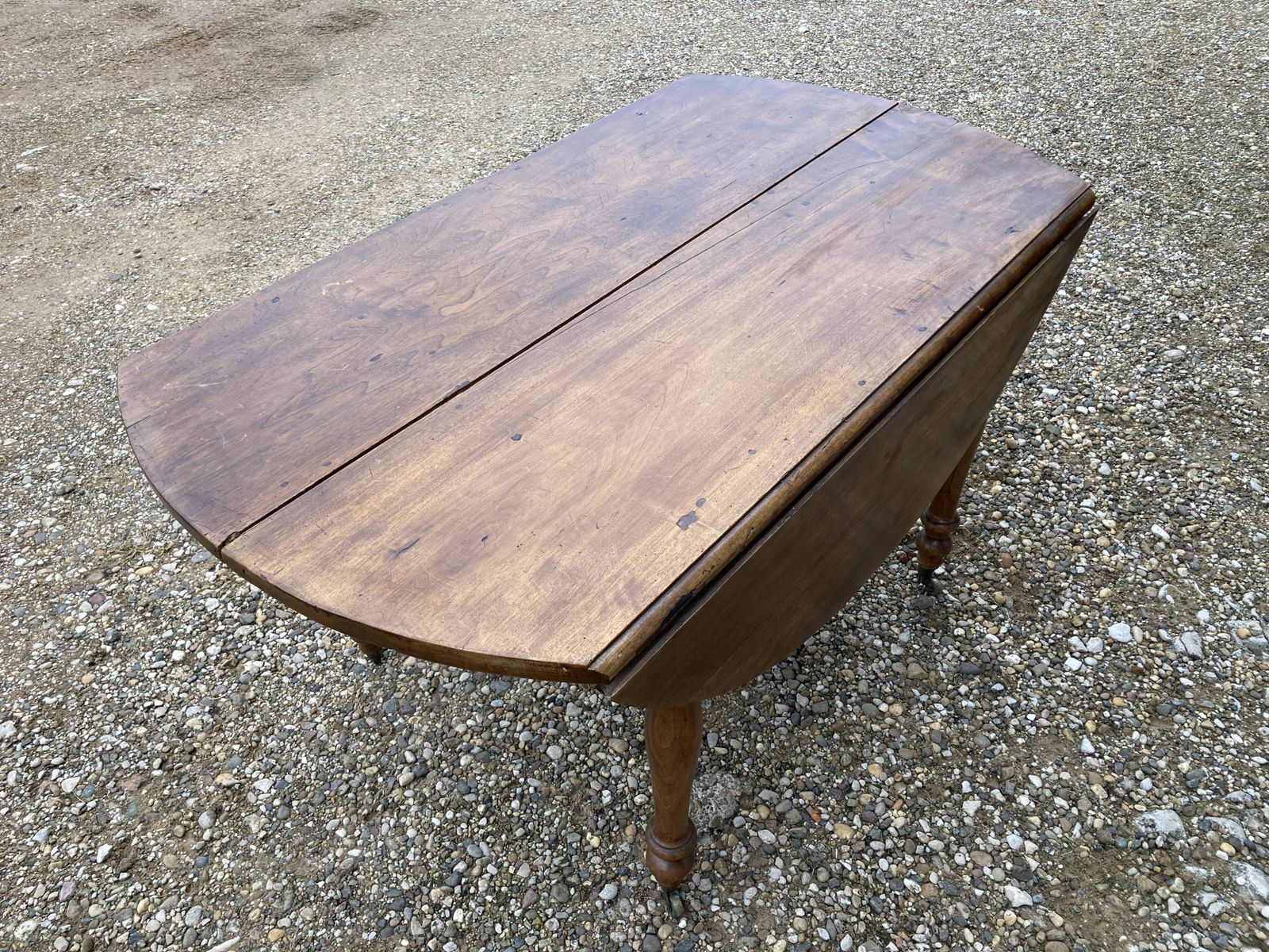 photo furniture Page 1 Of 13 Round Walnut Table Of 130 Cm In Diameter.