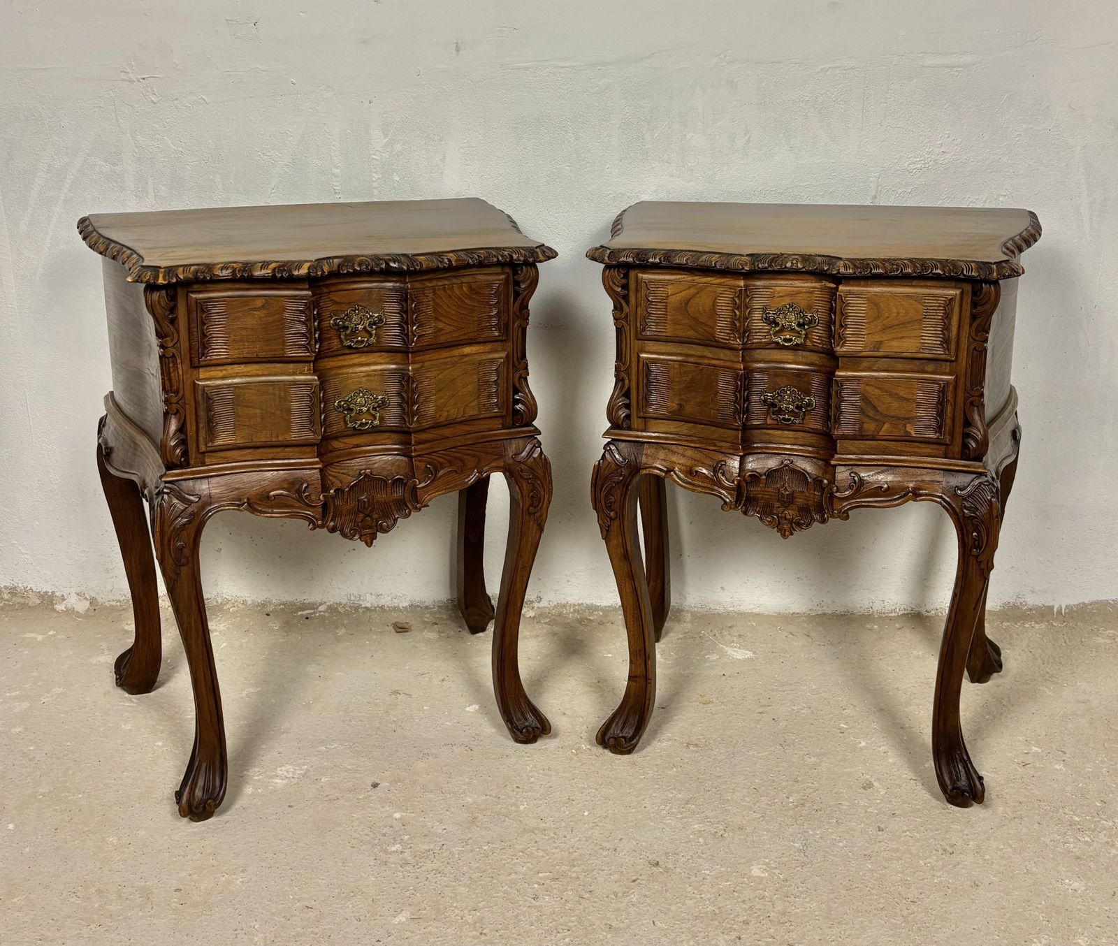 Paar Spaanse Louis XV-stijl nachtkastjes in eiken, begin 20e eeuw photo furniture