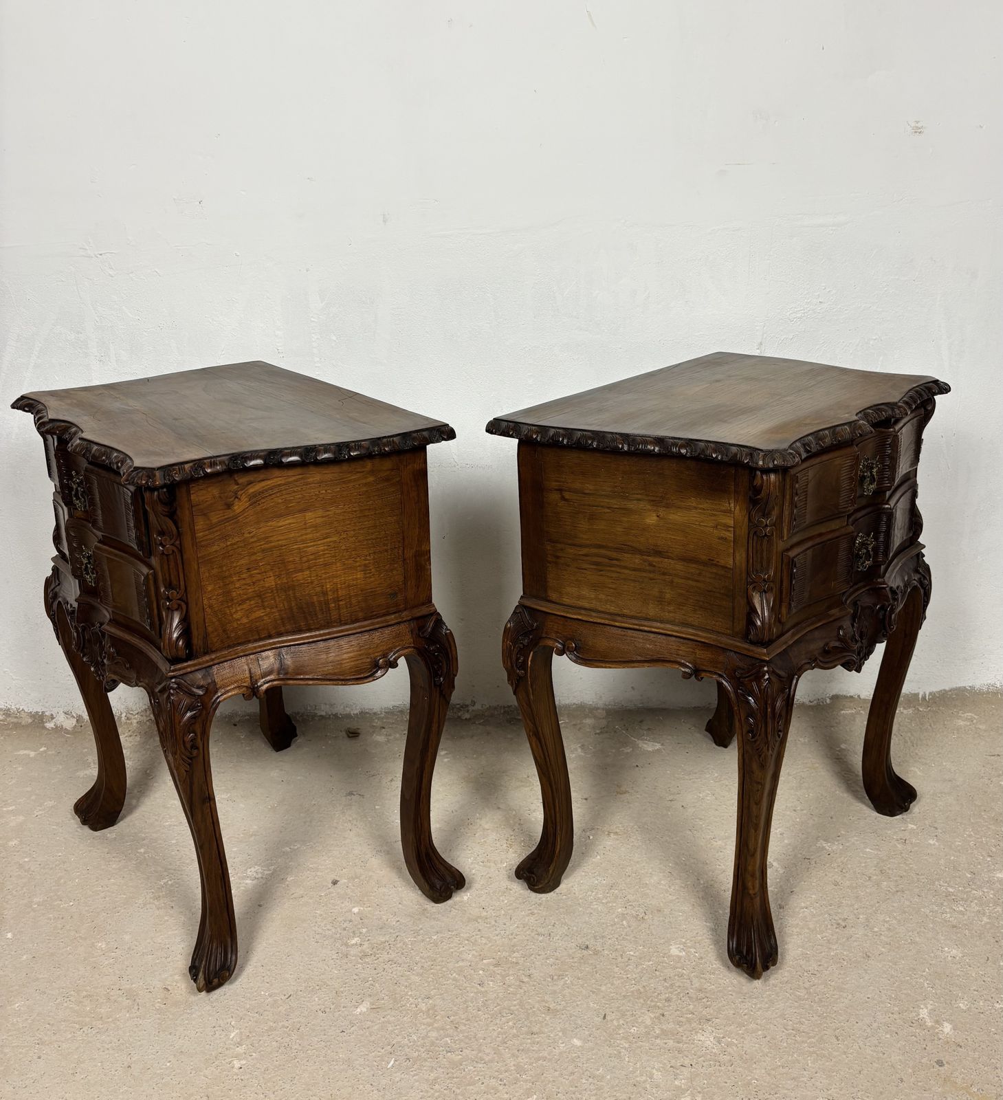 2660.0 Paar Spaanse Louis XV-stijl nachtkastjes in eiken, begin 20e eeuw photo
