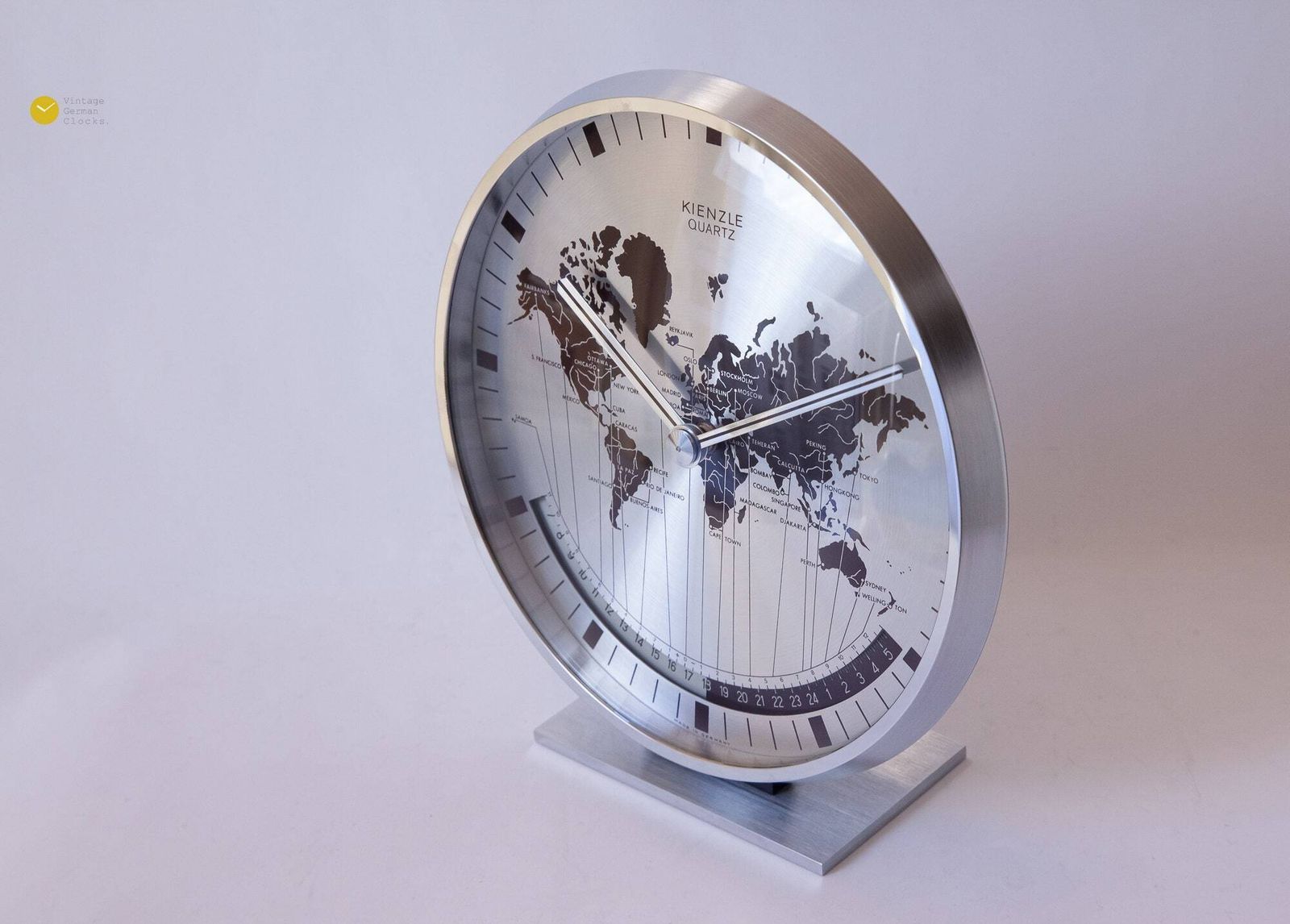 Kienzle stalen wereldtijdklok Duitsland bureau tafel mid-century Bauhaus modernisme schoorsteenklok MCM Heinrich Möller kantoor photo Woonaccessoires