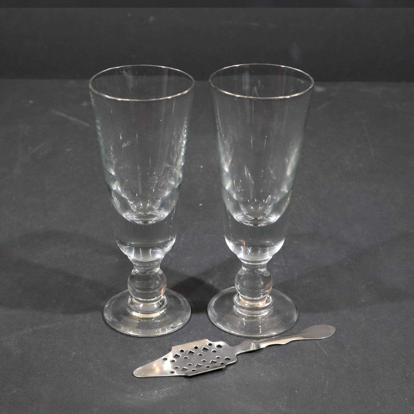 Verres à absinthe d'époque soufflés à la bouche avec cuillère, France photo for sale