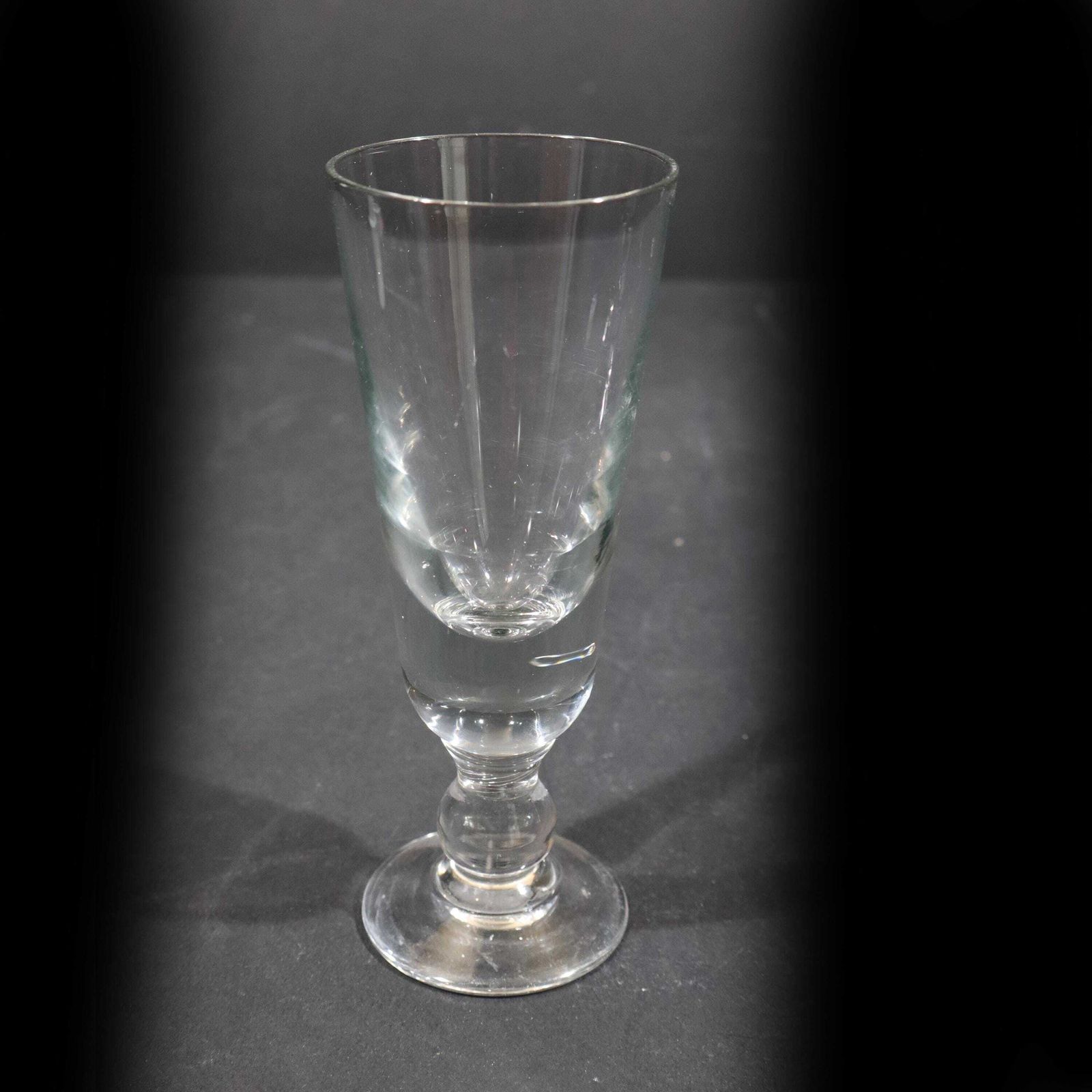 Antieke Franse mondgeblazen absinthglazen met lepel photo vinterior