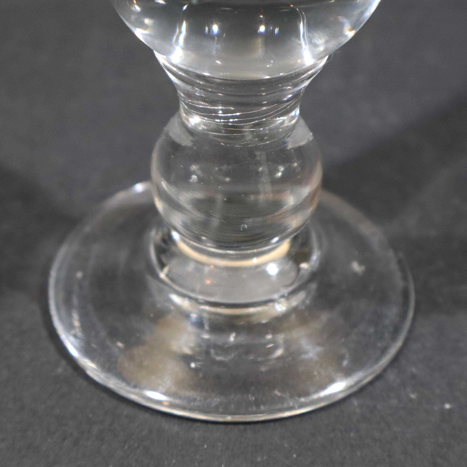 photo furniture Antieke Franse mondgeblazen absinthglazen met lepel