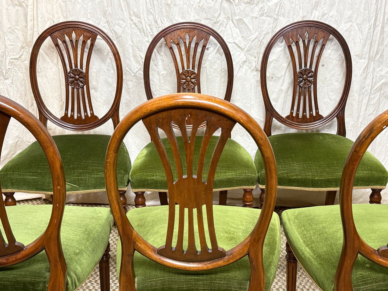 photo vintage Set Of 8 Mahogany Dining Chairs Green Velvet Upholstered Dining Chairs
