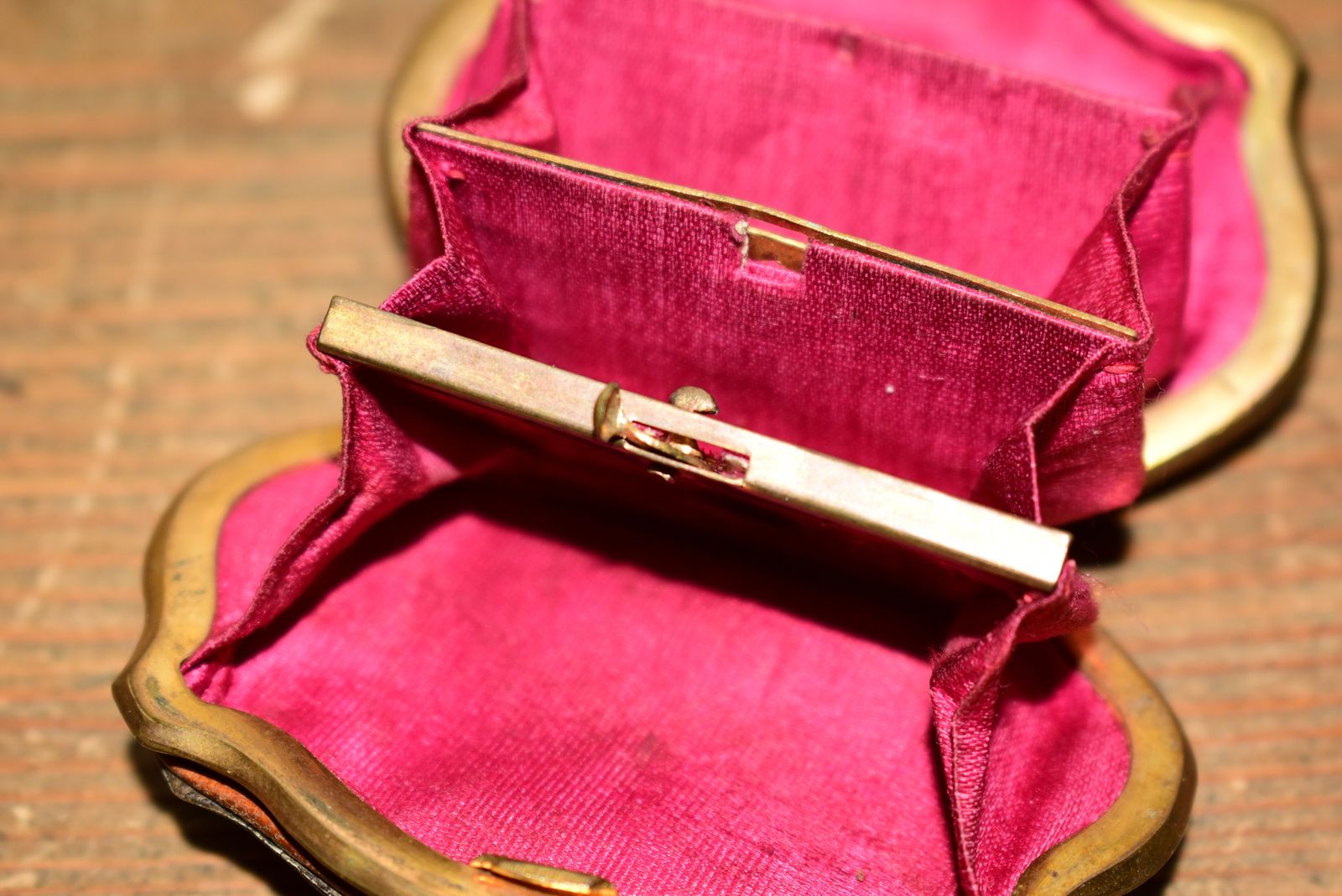 Victorian Dyed Horn Coin Purse With Piqué Inlay, Rare Lift Clasp & Pink Moiré Silk photo vintage
