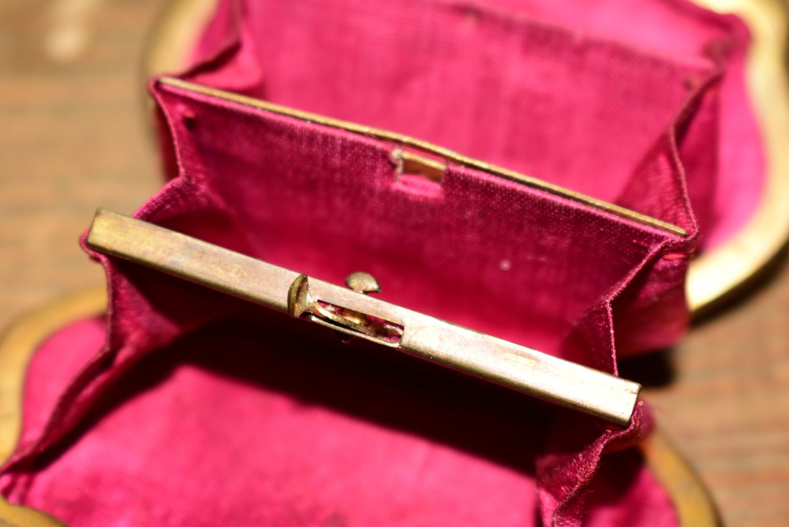 photo furniture Victorian Dyed Horn Coin Purse With Piqué Inlay, Rare Lift Clasp & Pink Moiré Silk