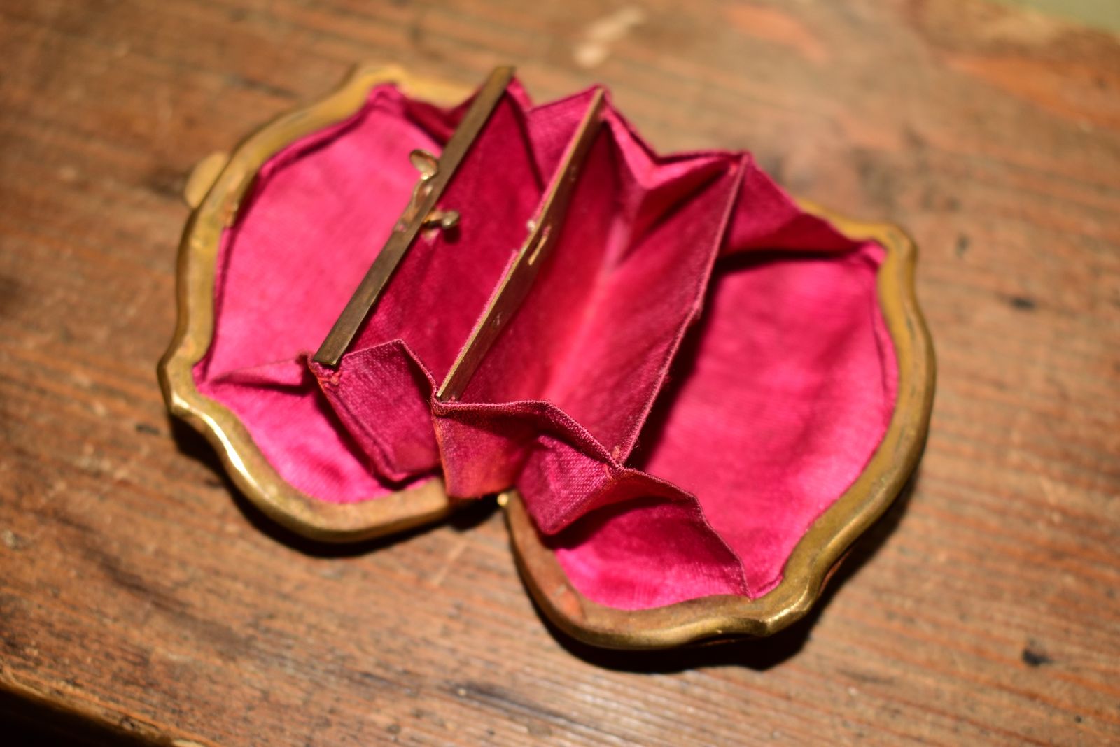 198.0 Victorian Dyed Horn Coin Purse With Piqué Inlay, Rare Lift Clasp & Pink Moiré Silk photo