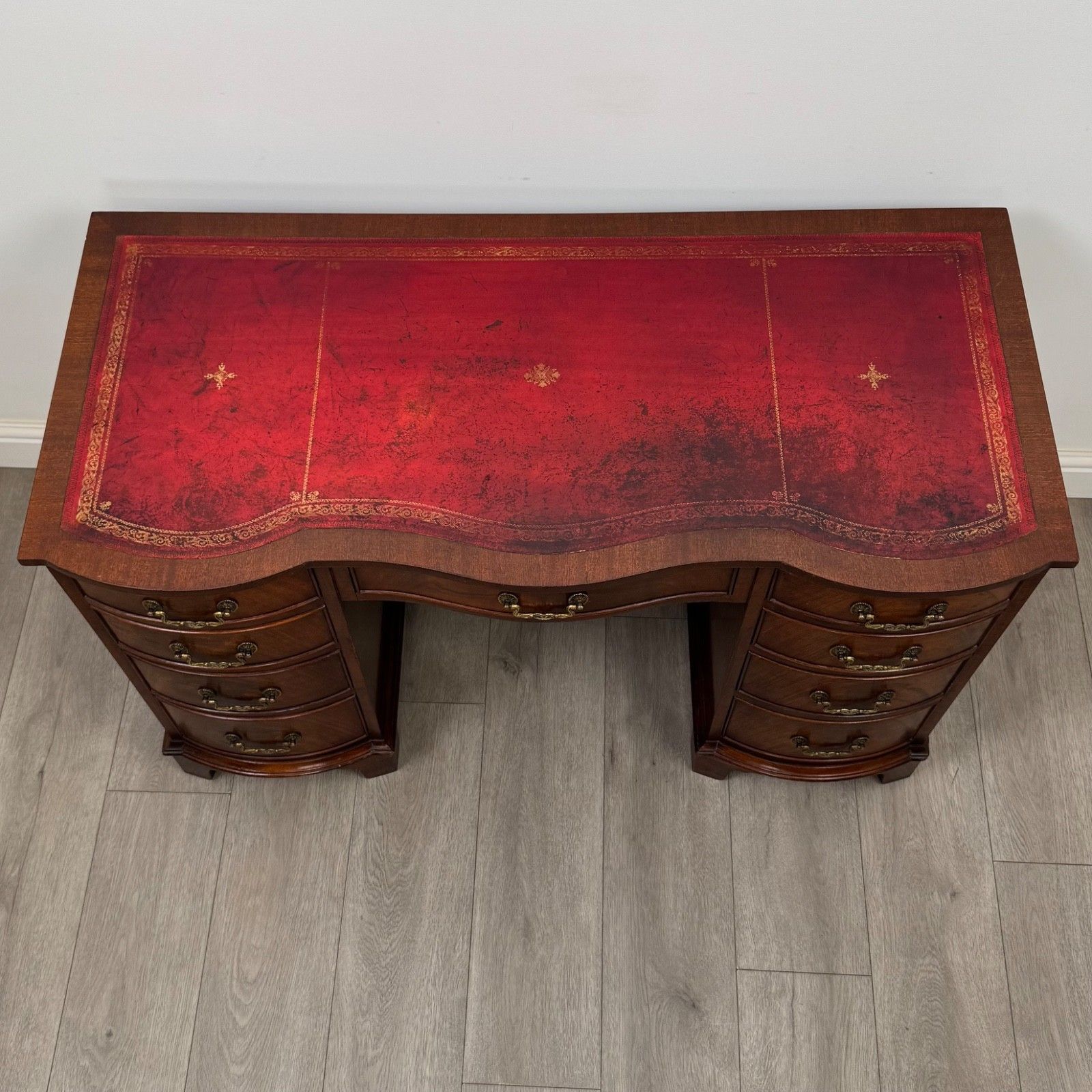 photo furniture Antique 20th Century Serpentine Kneehole Desk In Mahogany ( Af 5798 )
