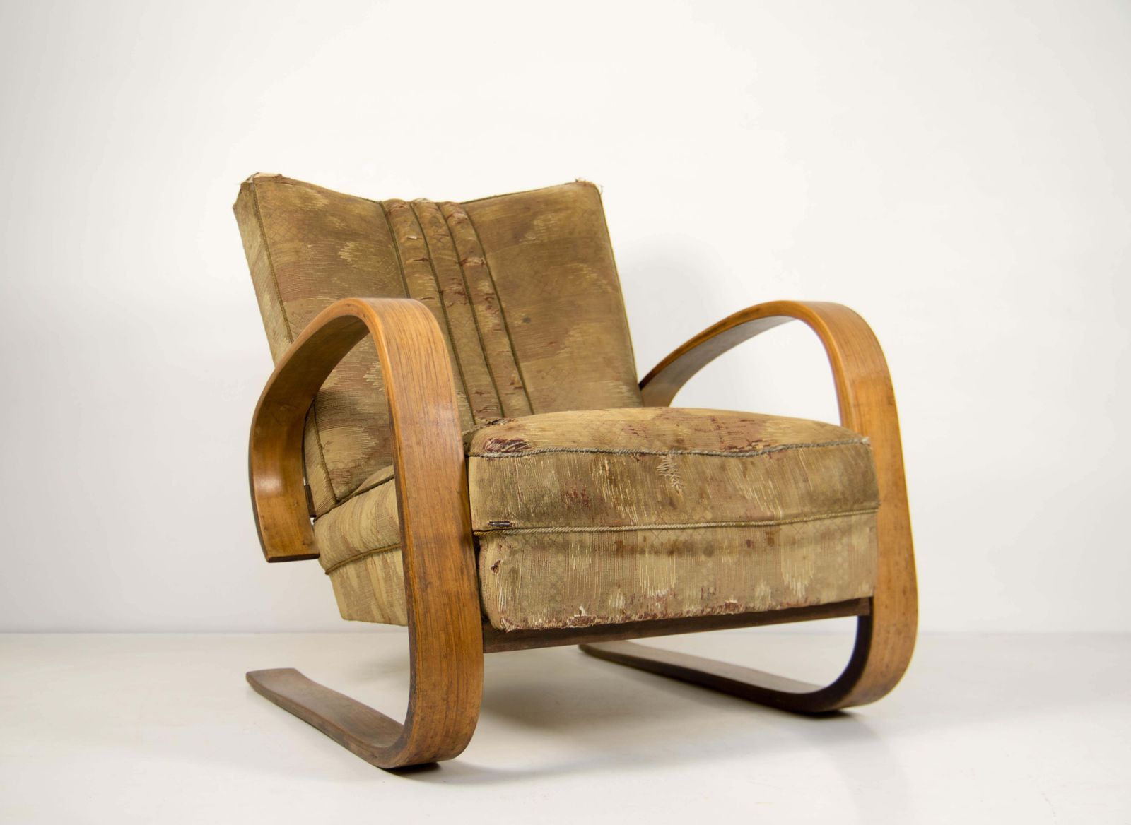Tank fauteuil van Miroslav Navrátil, gelamineerd gebogen hout, jaren 1930 photo for sale