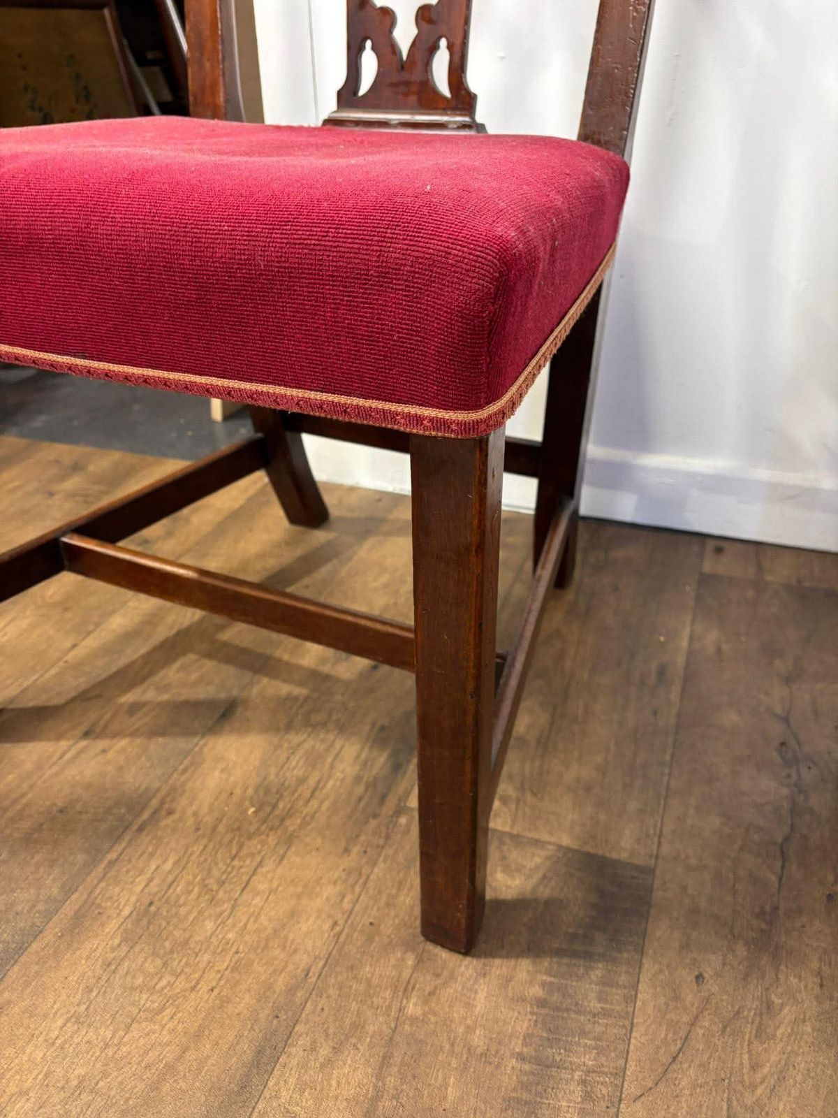 photo vinterior Vintage Set Of Four Mahogany Dining Chairs