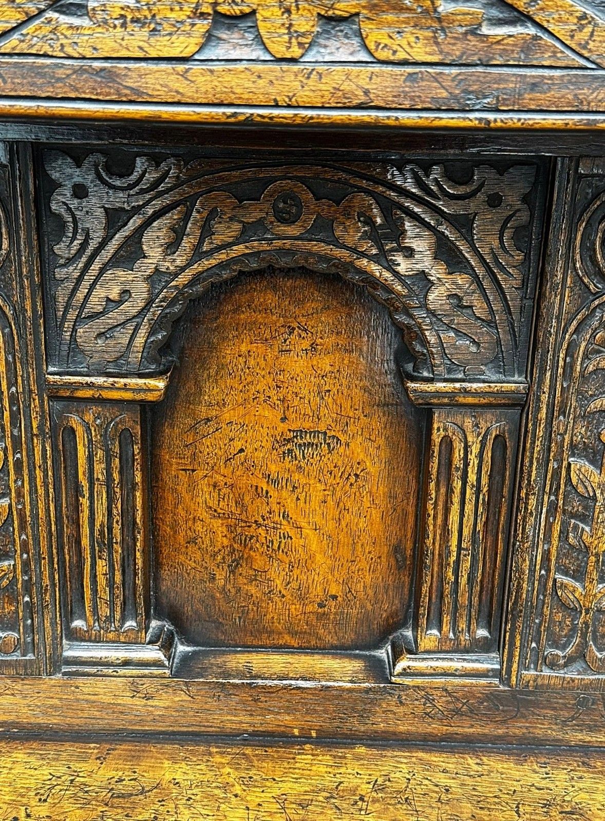 photo vinterior Carved Oak Court Cupboard / Sideboard