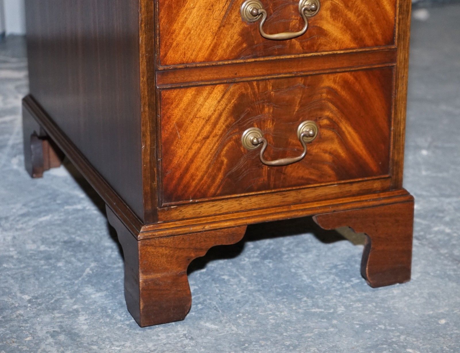 Lovely Bevan Funnell Vintage Pedestal Desk With Hunter Green Leather photo vinterior