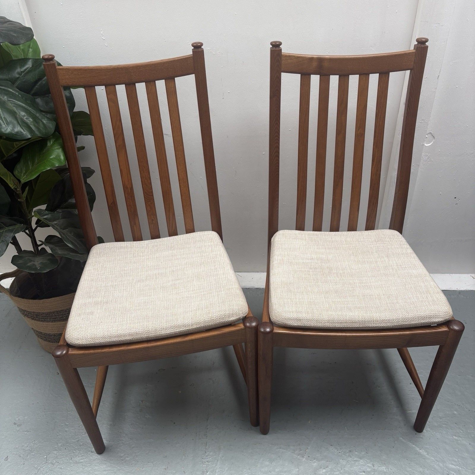 Pair Ercol Dining Chairs Penn Range Model 1138 Golden Dawn Finish Oatmeal Fabric photo vintage